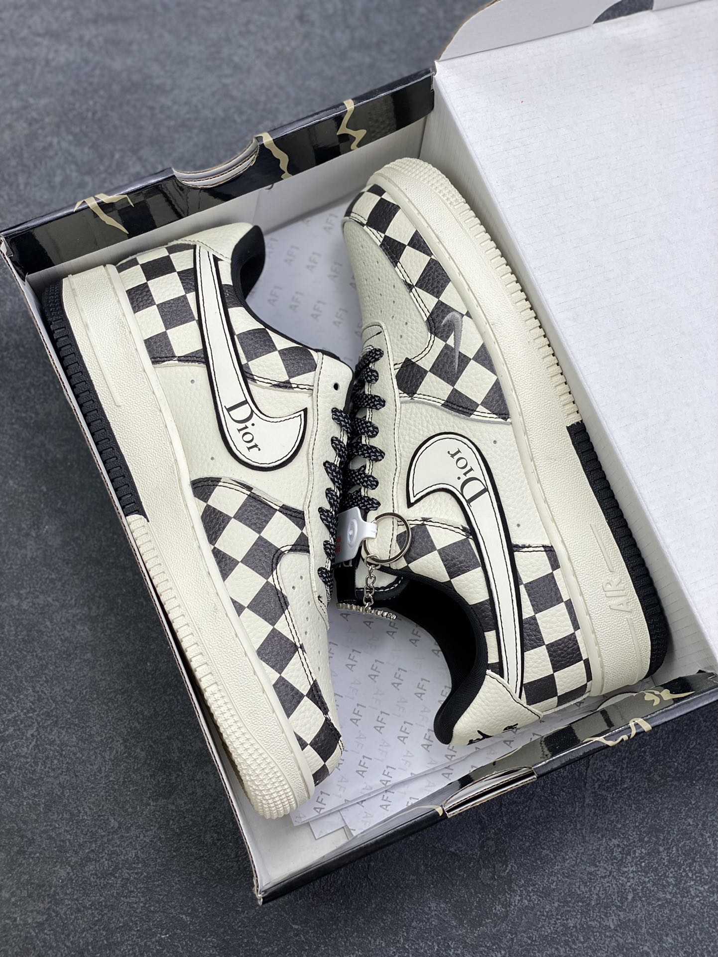 图片[9]-Nike Air Force 1 \’07 Low “迪奥联名——双拼米黑格子”空军一号 高端定制 低帮 运动鞋 休闲鞋 折边针车 工艺难度大 原楦头原纸板 原装鞋盒 定制五金配件 内置全掌气垫 原厂鞋底 货号：KJ1688-022 尺码：36 36.5 37.5 38 38.5 39 40 40.5 41 42 42.5 43 44 44.5 45-选品中心