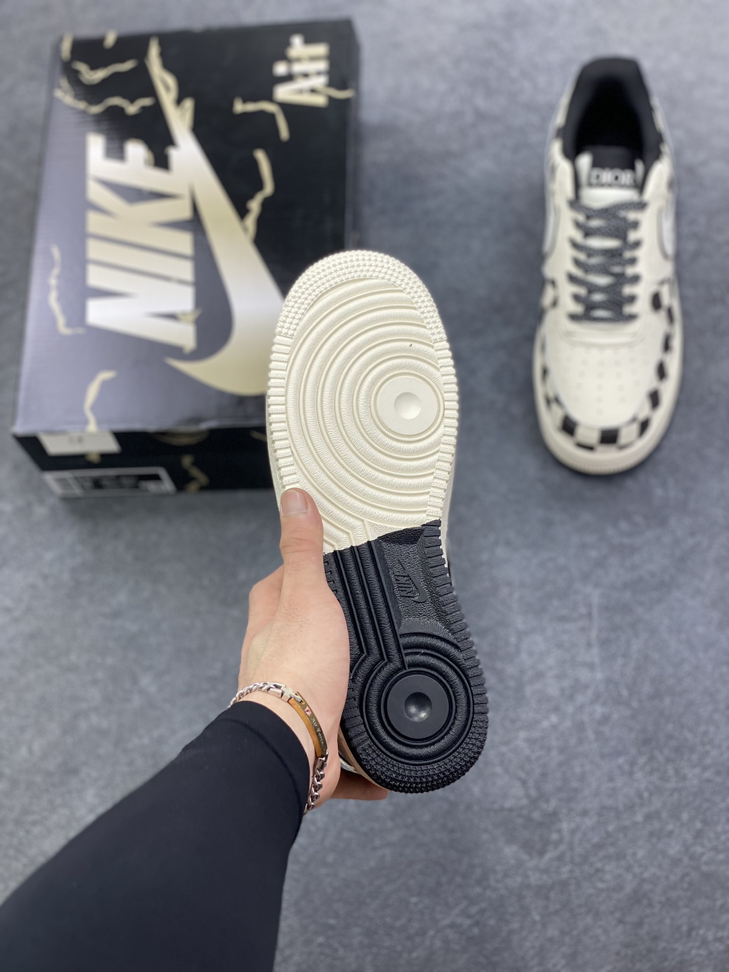 图片[5]-Nike Air Force 1 \’07 Low “迪奥联名——双拼米黑格子”空军一号 高端定制 低帮 运动鞋 休闲鞋 折边针车 工艺难度大 原楦头原纸板 原装鞋盒 定制五金配件 内置全掌气垫 原厂鞋底 货号：KJ1688-022 尺码：36 36.5 37.5 38 38.5 39 40 40.5 41 42 42.5 43 44 44.5 45-选品中心