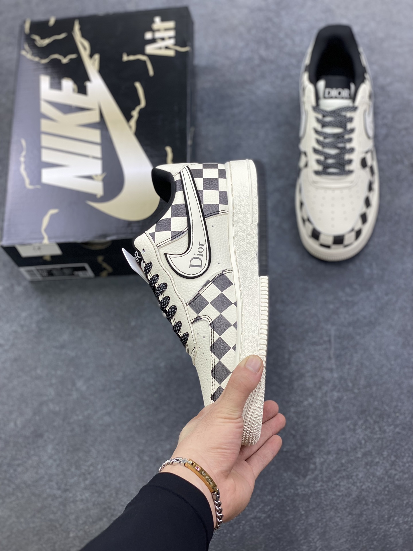 图片[3]-Nike Air Force 1 \’07 Low “迪奥联名——双拼米黑格子”空军一号 高端定制 低帮 运动鞋 休闲鞋 折边针车 工艺难度大 原楦头原纸板 原装鞋盒 定制五金配件 内置全掌气垫 原厂鞋底 货号：KJ1688-022 尺码：36 36.5 37.5 38 38.5 39 40 40.5 41 42 42.5 43 44 44.5 45-选品中心