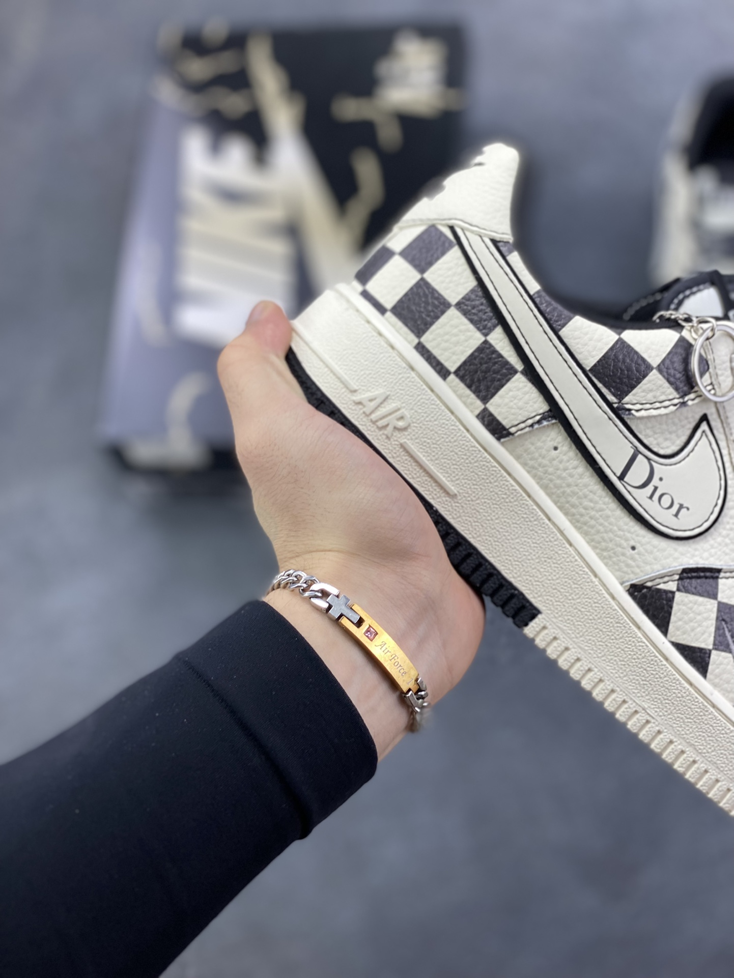 图片[6]-Nike Air Force 1 \’07 Low “迪奥联名——双拼米黑格子”空军一号 高端定制 低帮 运动鞋 休闲鞋 折边针车 工艺难度大 原楦头原纸板 原装鞋盒 定制五金配件 内置全掌气垫 原厂鞋底 货号：KJ1688-022 尺码：36 36.5 37.5 38 38.5 39 40 40.5 41 42 42.5 43 44 44.5 45-选品中心