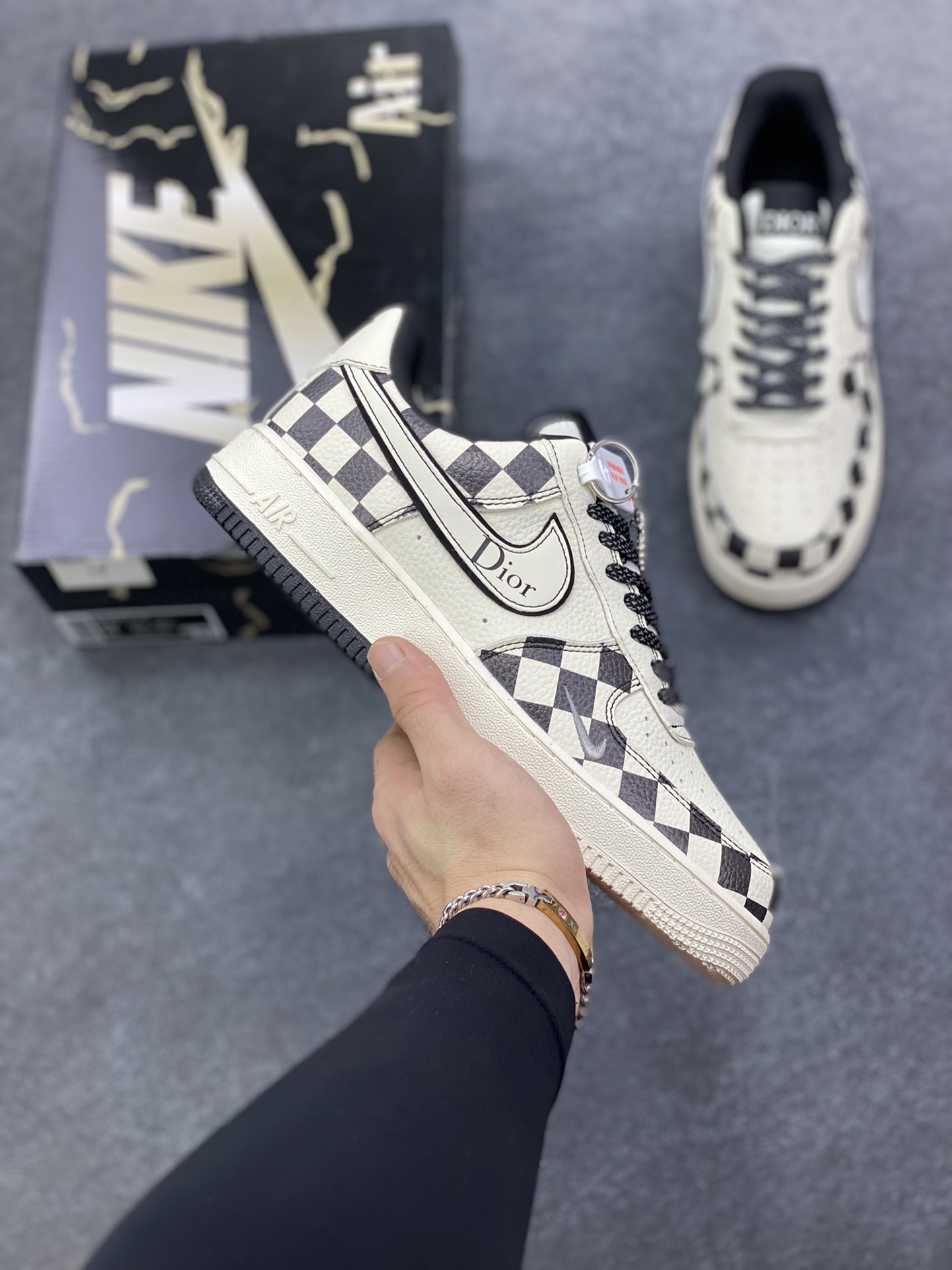 Nike Air Force 1 \'07 Low “迪奥联名——双拼米黑格子”空军一号 高端定制 低帮 运动鞋 休闲鞋 折边针车 工艺难度大 原楦头原纸板 原装鞋盒 定制五金配件 内置全掌气垫 原厂鞋底 货号：KJ1688-022 尺码：36 36.5 37.5 38 38.5 39 40 40.5 41 42 42.5 43 44 44.5 45-选品中心