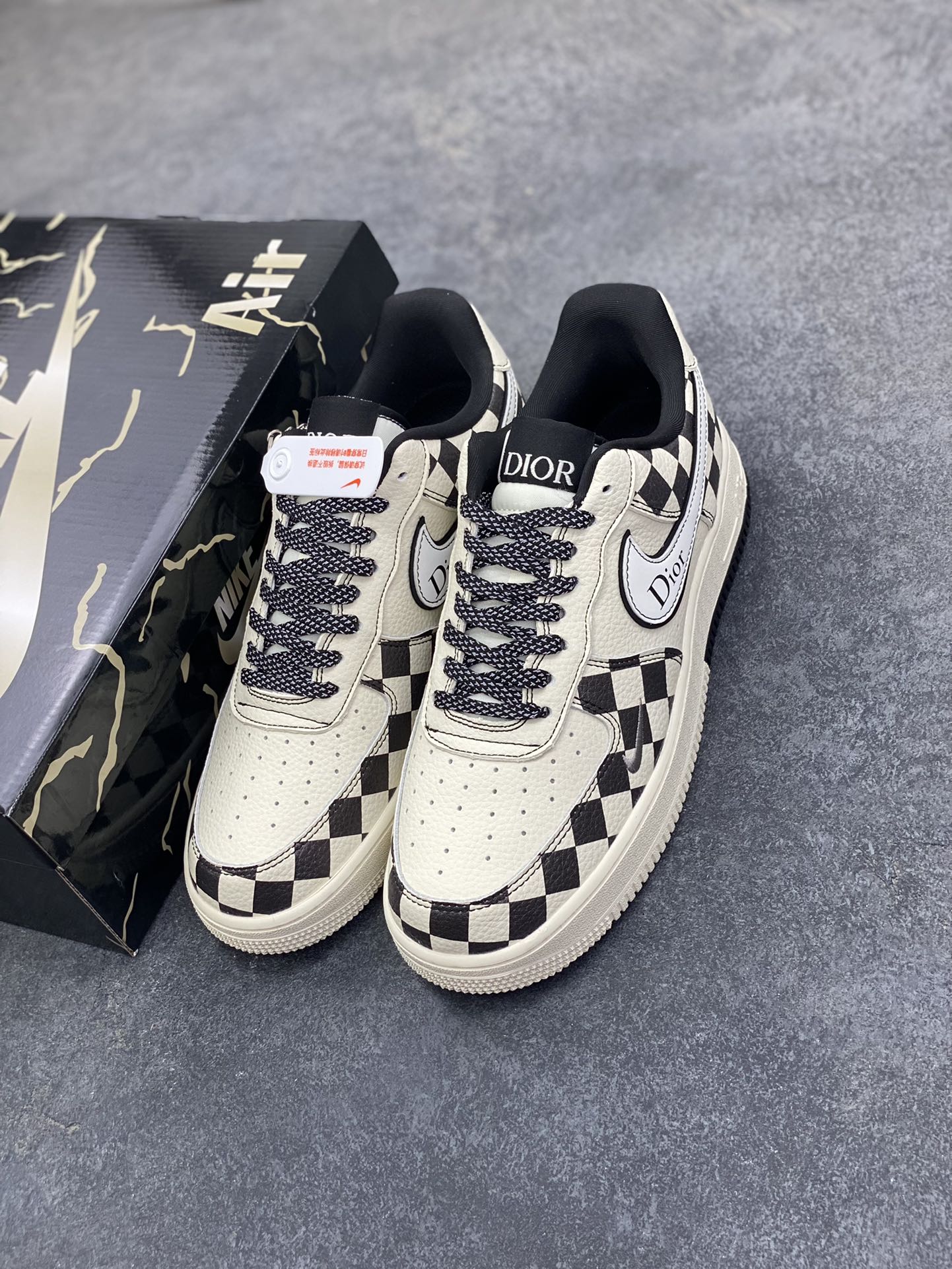 图片[8]-Nike Air Force 1 \’07 Low “迪奥联名——双拼米黑格子”空军一号 高端定制 低帮 运动鞋 休闲鞋 折边针车 工艺难度大 原楦头原纸板 原装鞋盒 定制五金配件 内置全掌气垫 原厂鞋底 货号：KJ1688-022 尺码：36 36.5 37.5 38 38.5 39 40 40.5 41 42 42.5 43 44 44.5 45-选品中心