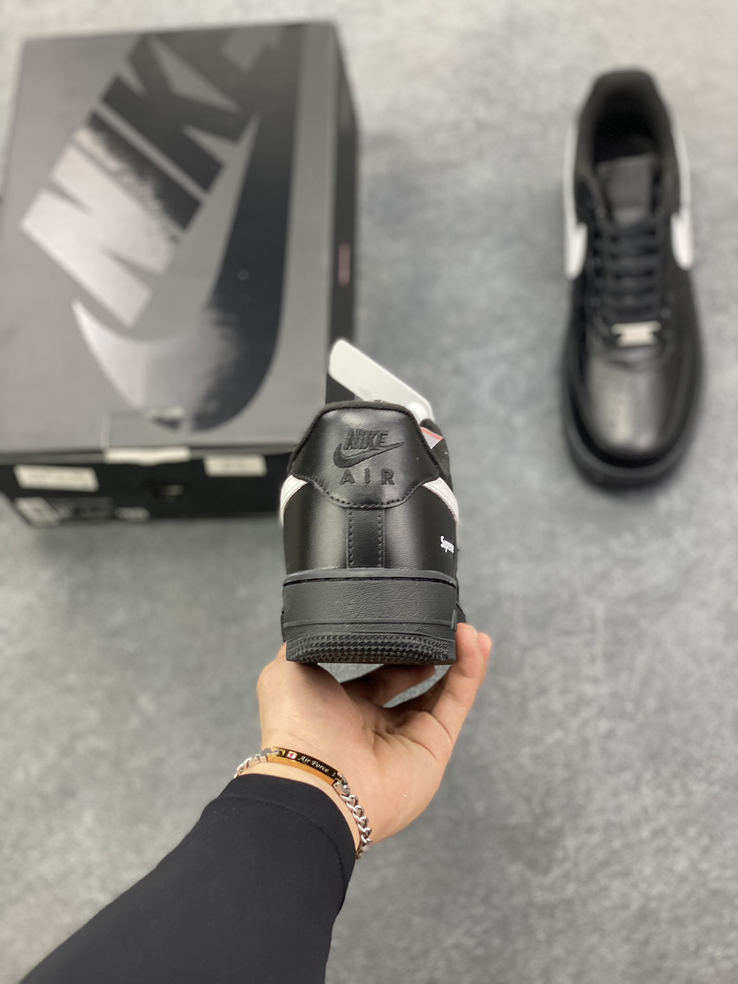 图片[4]-Nike Air Force 1 Low Supreme联名 空军一号低帮运动休闲板鞋 原楦头原纸板 打造纯正空军版型 专注外贸渠道 全掌内置蜂窝气垫 原盒配件 原厂中底钢印、拉帮完美 货号：CU9225-002 尺码：36 36.5 37.5 38 38.5 39 40 40.5 41 42 42.5 43 44 44.5 45-选品中心