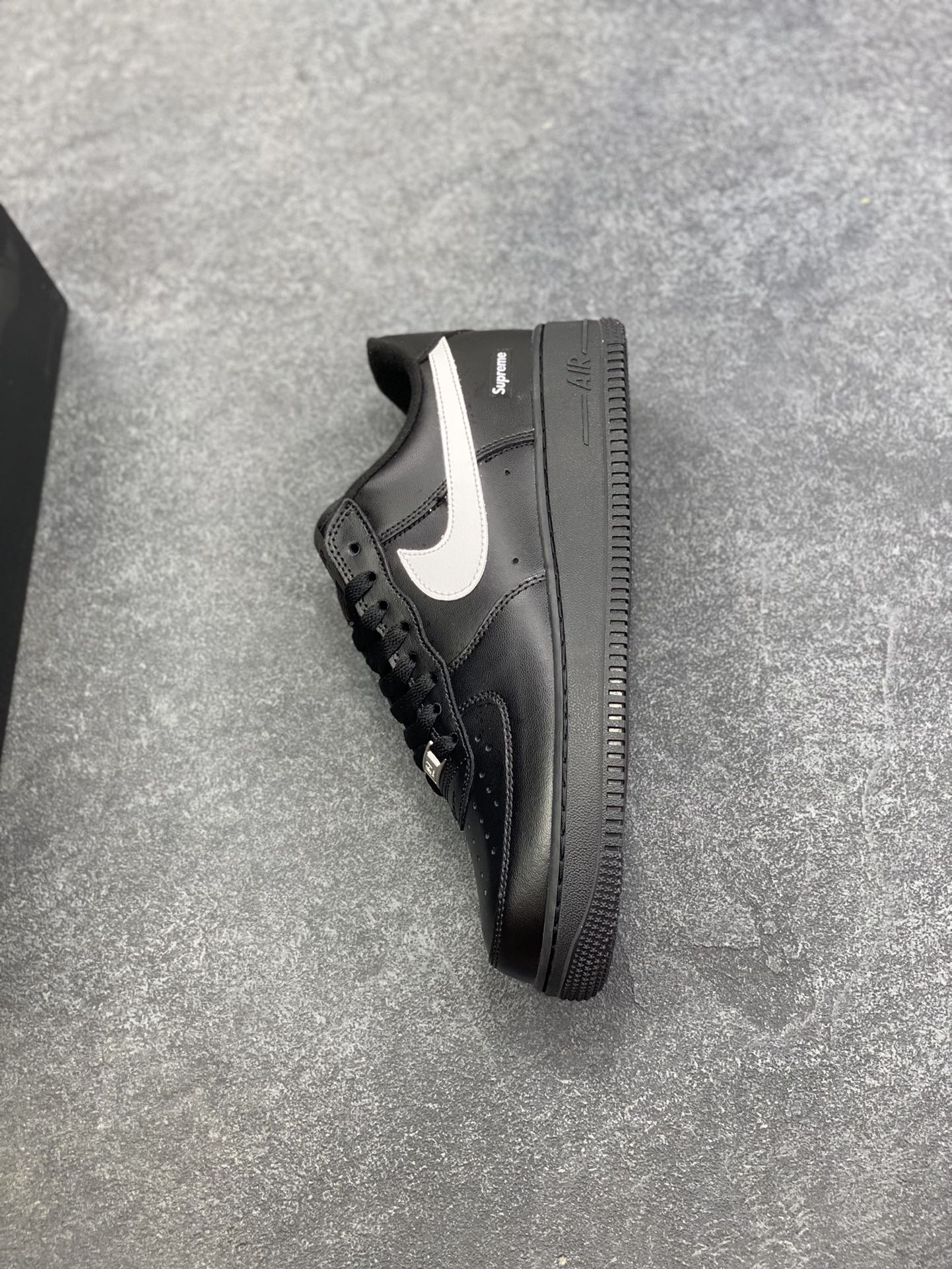 图片[7]-Nike Air Force 1 Low Supreme联名 空军一号低帮运动休闲板鞋 原楦头原纸板 打造纯正空军版型 专注外贸渠道 全掌内置蜂窝气垫 原盒配件 原厂中底钢印、拉帮完美 货号：CU9225-002 尺码：36 36.5 37.5 38 38.5 39 40 40.5 41 42 42.5 43 44 44.5 45-选品中心