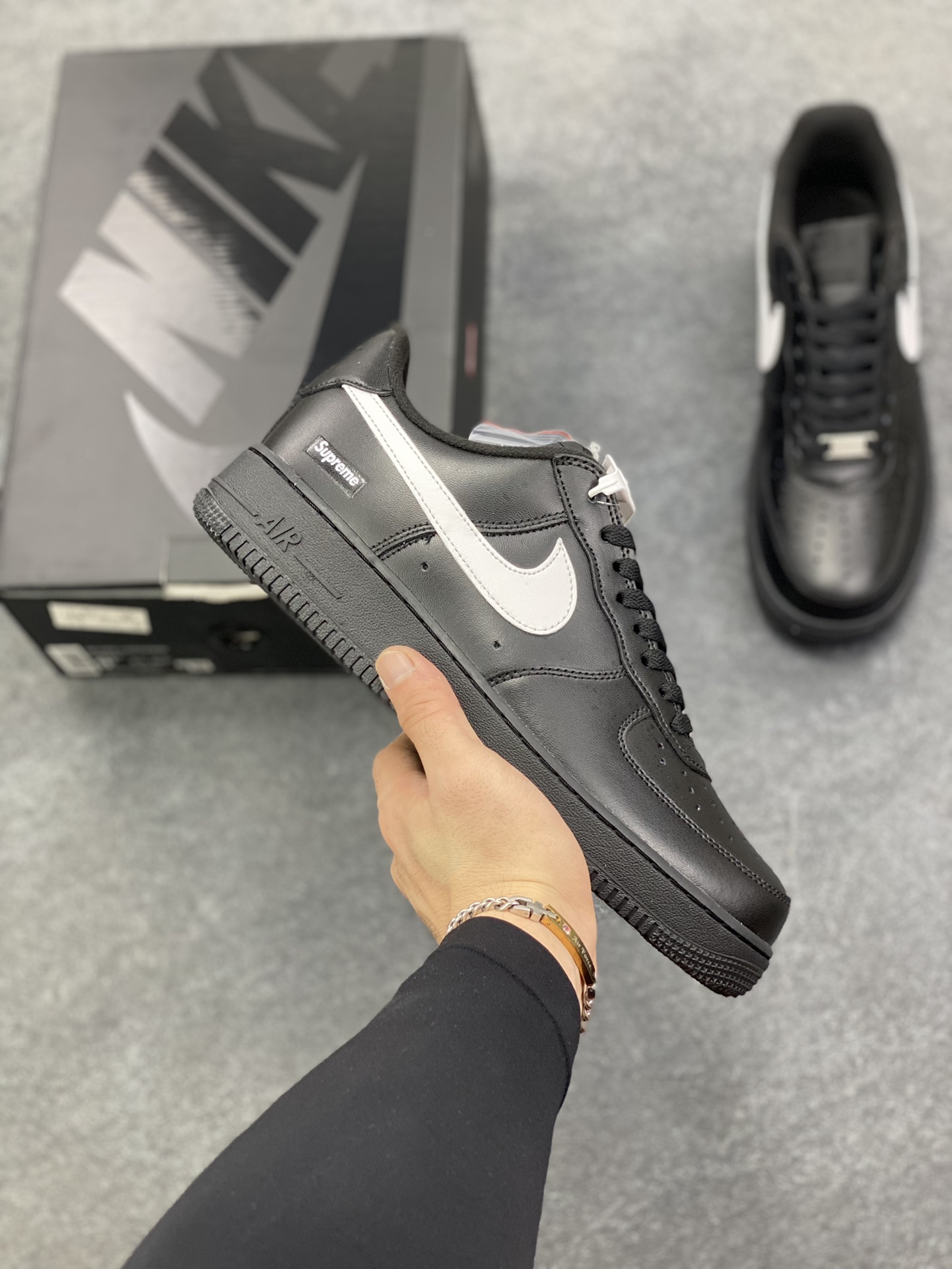 Nike Air Force 1 Low Supreme联名 空军一号低帮运动休闲板鞋 原楦头原纸板 打造纯正空军版型 专注外贸渠道 全掌内置蜂窝气垫 原盒配件 原厂中底钢印、拉帮完美 货号：CU9225-002 尺码：36 36.5 37.5 38 38.5 39 40 40.5 41 42 42.5 43 44 44.5 45-选品中心