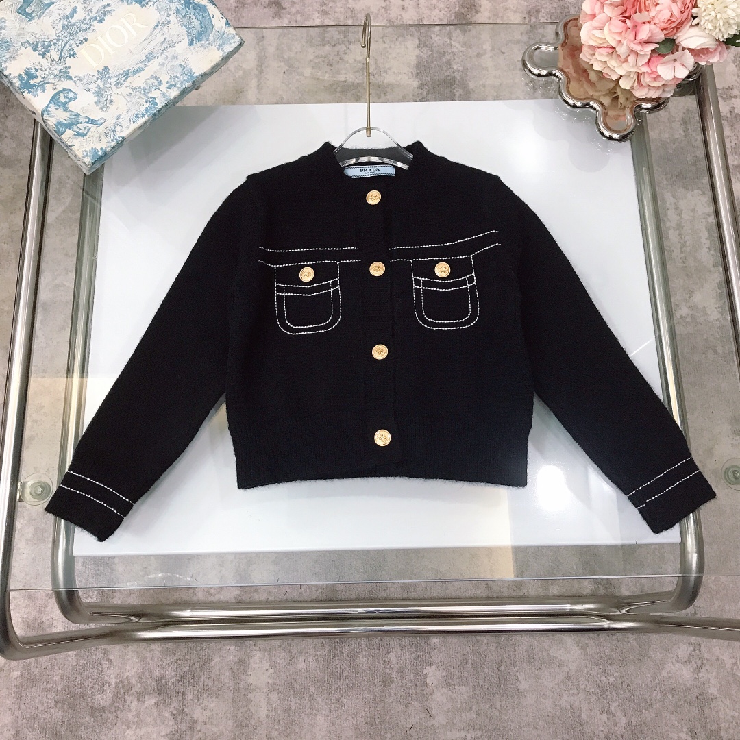 NO:579009,[Available in stock] Size - PRAD* limited series girls' wool cardigan ~ Made of selected wool blended fabrics, thick and warm, with hardware and gold button accessories, very stylish, full of playfulness and cuteness, soft and comfortable, skin-friendly and not prickly, excellent upper body effect size - 110-120-130-140-150-[CM] Counter packaging 10, clothes, prada,19860909【现货发】  尺寸-  PRAD* 限定系列 女童羊毛开衫～精选羊毛混纺面料打造,厚实又保暖搭配五金金色纽扣配饰非常洋气,尽显俏皮跟可爱 柔顺舒适 亲肤不扎 上身效果极好  size尺码-110-120-130-140-150-【CM】 专柜包装10,衣服,prada,,Children's