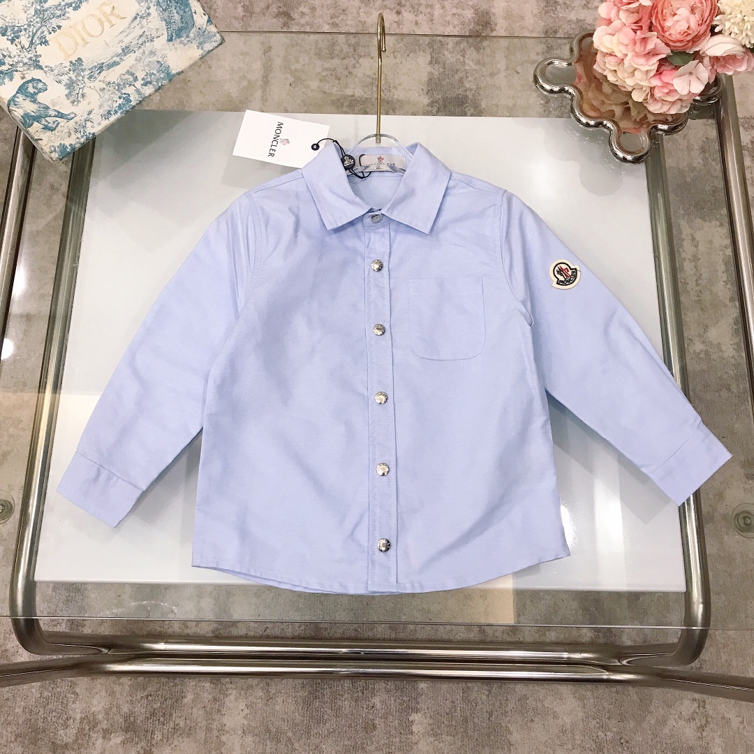 NO:575361,[Ready stock] Size - PRAD* Oxford cloth blue shirt, limited series, small lapel shirt, suitable for both male and female babies ~ pure cotton shirt with elegant and clear texture, exquisite style, classic logo round mark on the side of the sleeve, soft and comfortable, skin-friendly and not tied, excellent upper body effect size - 110-120-130-140-150-[CM] Counter packaging 10, clothes, prada, shirts,19860909【现货发】  尺寸-  PRAD* 牛津布蓝衬衫 限定系列 小翻领衬衫 男女宝宝均穿～纯棉衬衫质地飘逸清透 精致款 袖侧经典logo圆标标识 柔顺舒适 亲肤不扎 上身效果极好  size尺码-110-120-130-140-150-【CM】 专柜包装10,衣服,prada,shirts,,Children's