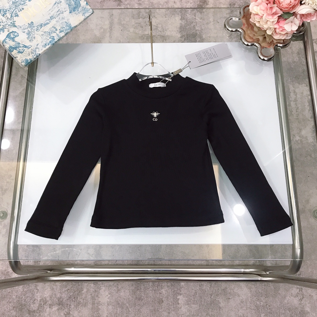NO:575364,[Ready stock] DIO* pure cotton long-sleeved T-shirt with exquisite letter embroidery logo on the chest. It has a sense of fashion and recognition. One of the must-have items for single wear and base layer ~ high-end fashionable style. The upper body effect is very good ~ Color White Black Size--120-130-140-150-160 [CM] Need counter packaging, clothes, dior, tees, t-shirt,19860909【现货发】  DIO* 纯棉质地长袖T恤 精致字母刺绣标识在胸前,自带潮感与辨识度单穿跟打底搭配的必备品之一～高级时髦款 上身效果非常好 ～ 颜色 白色 黑色 尺码--120-130-140-150-160【CM】 需要专柜包装元,衣服,dior,tees，t-shirt,,Children's