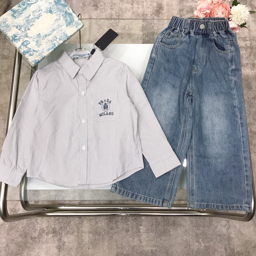 NO:579001,[Available in stock] Size - PRAD* Suit Limited Series [Small Lapel Shirt Straight Leg Jeans] Both male and female babies can wear ~ Pure cotton shirt with elegant and clear texture Exquisite style Chest pocket printed logo Vertical stripe design to create a fashionable and versatile pair of jeans Heavy wash denim color with a high-end feel ~ Soft and comfortable, skin-friendly and not tied, excellent upper body effect size - 110-120-130-140-150-[CM]  Counter packaging 10, clothes, prada, jeans, shirts,19860909【现货发】  尺寸-  PRAD* 套装限定系列【小翻领衬衫直筒牛仔裤】男女宝宝均穿～纯棉衬衫质地飘逸清透 精致款 胸前口袋印花logo 竖条纹设计打造搭配时髦百搭款牛仔裤重工水洗牛仔色自带高级感～柔顺舒适 亲肤不扎 上身效果极好  size尺码-110-120-130-140-150-【CM】 专柜包装10,衣服,prada,jeans,shirts,,Children's
