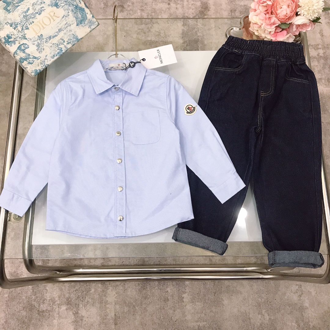 NO:579005,[Ready stock] Size - Moncle* suit limited series [Oxford blue shirt and denim trousers] pure cotton shirt with elegant and clear texture, exquisite style, classic logo round mark on the sleeve side, small round mark mark on the back pocket of washed jeans, soft and comfortable, skin-friendly and non-stuck, excellent upper body effect size - 110-120-130-140-150-[CM] Counter packaging 10, clothes, jeans, shirts,19860909【现货发】  尺寸-  Moncle* 套装限定系列【牛津布蓝衬衫牛仔长裤】纯棉衬衫质地飘逸清透 精致款 袖侧经典logo圆标标识 水洗牛仔裤后口袋小圆标标识 柔顺舒适 亲肤不扎 上身效果极好  size尺码-110-120-130-140-150-【CM】 专柜包装10,衣服,jeans,shirts,,Children's