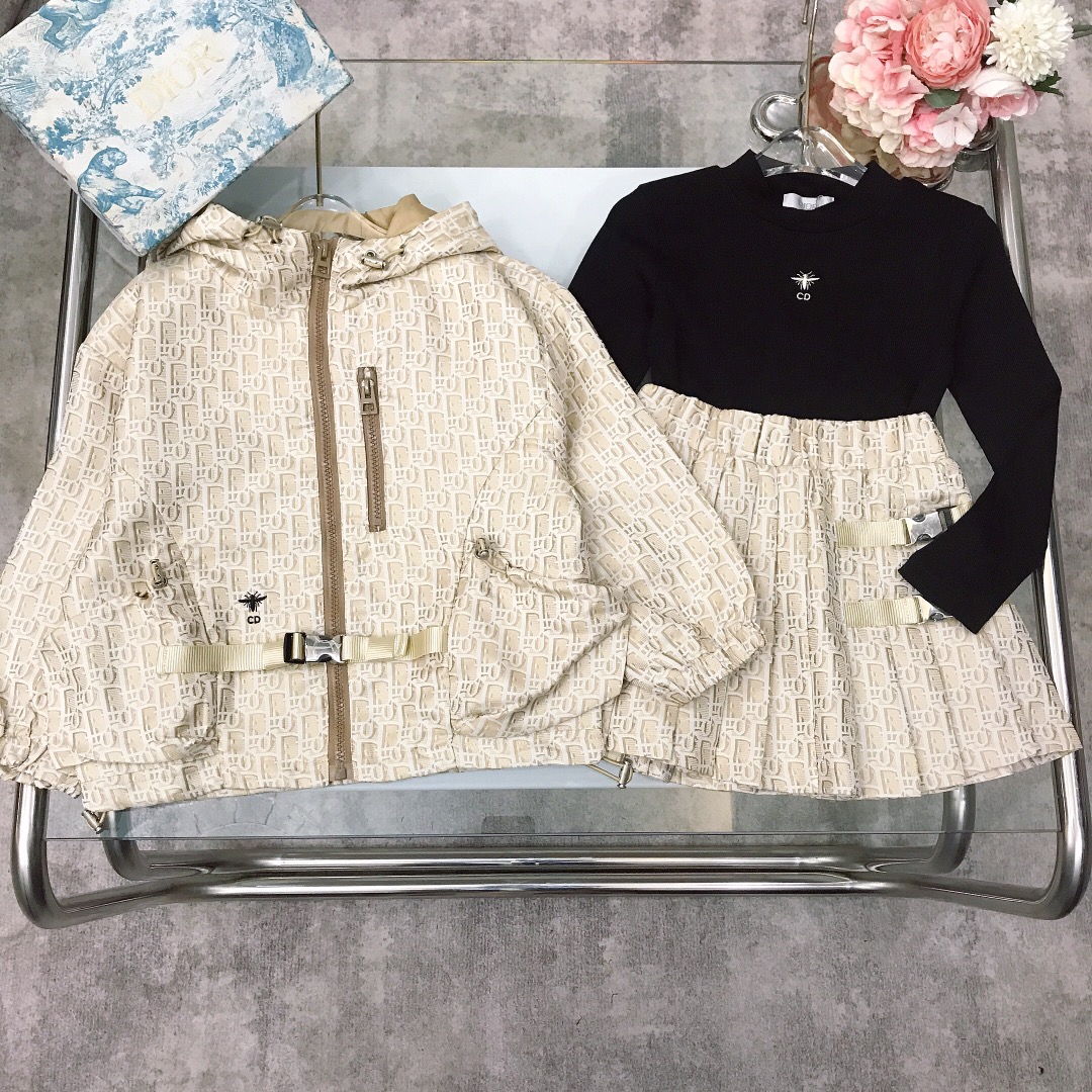 NO:579031,[Ready stock] Skirt base size - 160 DIO* Three-piece set Classic presbyopic windbreaker suit [hooded windbreaker jacket pleated skirt pure cotton bottoming shirt] limited series full of iconic presbyopic pattern ~ soft rice color tone, classic and versatile, zipper opening and closing, easy to put on and take off with pleated skirt Silver open button design One set of upper body is super cool and handsome ~ exquisite style Smooth and comfortable, skin-friendly and not tied The upper body effect is excellent  Size-120-130-140-150-160 [CM] Counter packaging 10, clothes, dior, skirts, jackets & coats, hats,19860909【现货发】 套裙 打底 尺寸-160  DIO* 三件套 经典老花风衣套裙【连帽风衣外套百褶半裙纯棉打底衫】限定系列 满幅的标志性老花图案打造～柔和的米咖色调,经典百搭,拉链开合,方便穿脱搭配百褶短裙 银色开扣设计 一套上身超级酷帅感十足～精致款 柔顺舒适 亲肤不扎 上身效果极好  size尺码-120-130-140-150-160【CM】 专柜包装10,衣服,dior,skirts,jackets & coats,hats,,Children's