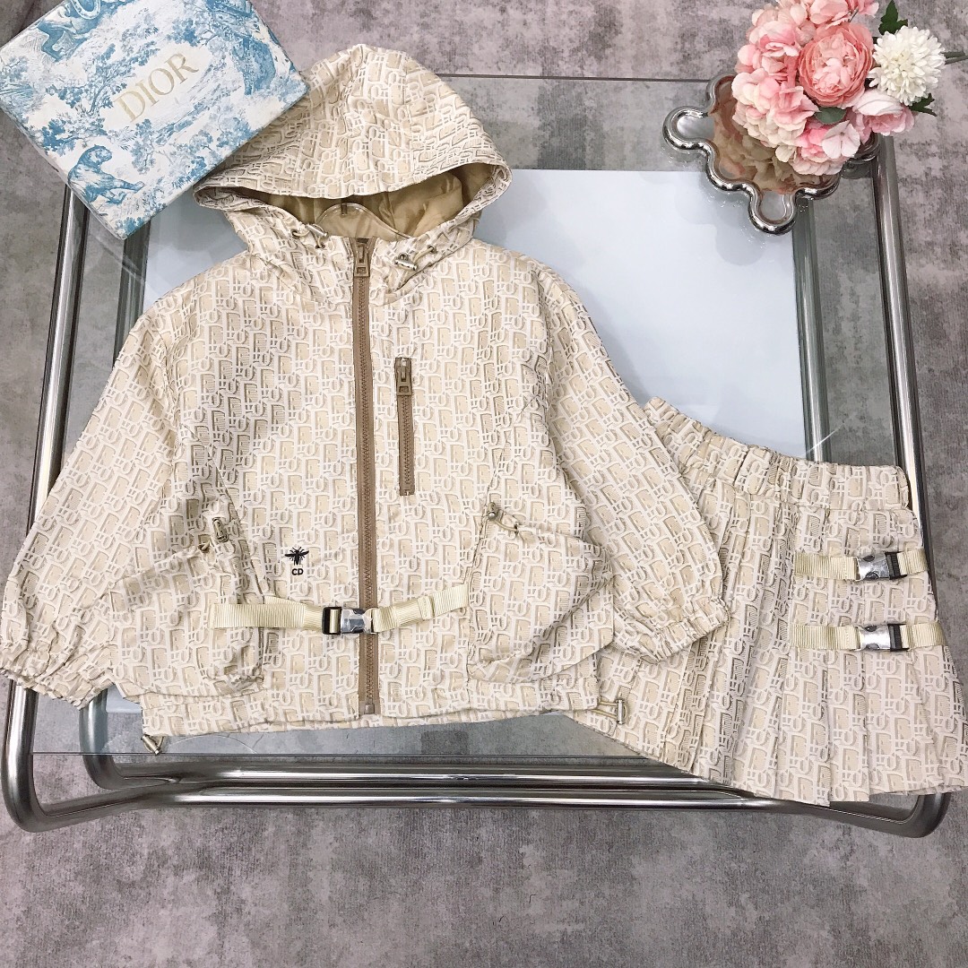 NO:575367,[Available in stock] Size - DIO* classic presbyopic windbreaker skirt, limited series, full of iconic presbyopic pattern ~ soft rice color tone, classic and versatile, zipper opening and closing, easy to put on and take off with pleated skirts. Silver open button design. A set of tops is super cool and handsome ~ exquisite style, soft and comfortable, skin-friendly and not tied, the upper body effect is excellent size size - 120-130-140-150-[CM]  Counter packaging 10, clothes, dior, skirts,19860909【现货发】  尺寸-  DIO* 经典老花风衣套裙 限定系列 满幅的标志性老花图案打造～柔和的米咖色调,经典百搭,拉链开合,方便穿脱搭配百褶短裙 银色开扣设计 一套上身超级酷帅感十足～精致款 柔顺舒适 亲肤不扎 上身效果极好  size尺码-120-130-140-150-【CM】 专柜包装10,衣服,dior,skirts,,Children's