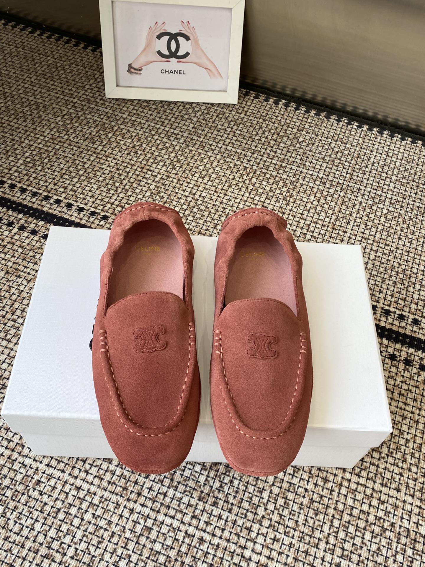 NO:564538,CELINE Celine's latest Arc de Triomphe style in autumn and winter. Doudou shoes. Thin-soled shoes. Loafers. Many celebrity Internet celebrities have planted grass. Very popular thin-soled lazy style design elements. Simple cowhide stitching and brand logo embellishment. Very recognizable. Super versatile and good-looking on the feet. Countless adjustments to the last shape. Gentle wearing experience. Comfortable for the feet. Full fabric. Original custom-made imported first-layer cowhide. Original custom-made breathable hybrid sheepskin inside.  Original molded non-slip outsole Size: 35-41 (40 41 customized, non-returnable), loafers, celine, celine, loafers, cowhide, sheepskin19860909CElINE 赛琳 秋冬最新款凯旋门 豆豆鞋 薄底鞋 乐福鞋超多明星网红种草 非常火的薄底慵懒风设计元素 简简单单的牛皮拼接加上品牌logo点缀 非常有辨识度 上脚超级百搭好看 调试无数次楦型 轻柔穿着体验 脚感舒适度拉满面料原版定制进口头层牛皮 内里原版定制透气混种羊皮 原版开模防滑大底 码数:35-41（40 41定做不退换）,乐福鞋,celine,celine,loafers,cowhide,sheepskin,Women's Shoes