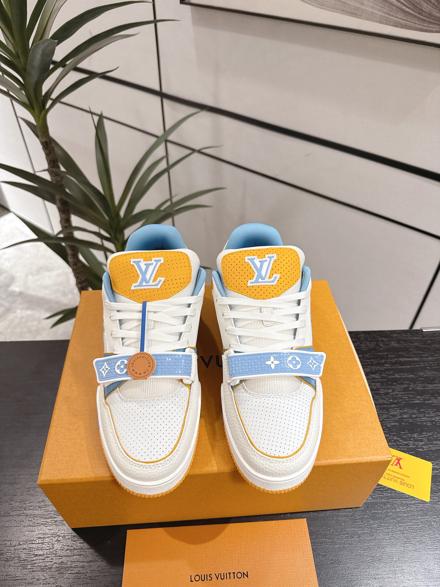 NO:630898,#TOPVERSIONL VNew Velcro Couple Model LV Louis Vuitton L Home Trainer 25 Winter/New Style Casual Sports Shoes Skateboard Shoes LV Trainer sneakers are inspired by retro basketball shoes, representing Virgil Abloh's iconic design concept and showing a contemporary interpretation of retro basketball sneakers. Grained cow leather. The latter echoes the design of the season's ready-to-wear series. Monogram floral embellished rubber outsole, LV lettering on the tongue. Fabric: Original custom first-layer cowhide  Inner lining: Original customized breathable mesh lining Outsole: Two-color TPU combination outsole Sole thickness: 3CM Size: 35-45, casual shoes/sports shoes, louis vuitton, louis vuitton, louis vuitton, sneakers, cowhide19860909#顶级版本L V新款魔术贴 情侣款 LV 路易威登L家 Trainer 25冬季/新款 休闲 运动鞋 滑板鞋 LV Trainer 运动鞋的灵感源自复古篮球鞋,代表 Virgil Abloh 的标志性设计理念 展现复古篮球运动鞋的当代演绎.粒面牛皮革 后者与当季成衣系列设计遥相呼应.Monogram 花卉点缀橡胶外底,LV 字母标注鞋舌. 面料: 原版定制头层牛皮 内里: 原版定制透气网里 大底: 双色TPU组合大底 底厚: 3CM Size: 35-45,休闲鞋/运动鞋,louis vuitton,louis vuitton,louis vuitton,sneakers,cowhide,Women's Shoes