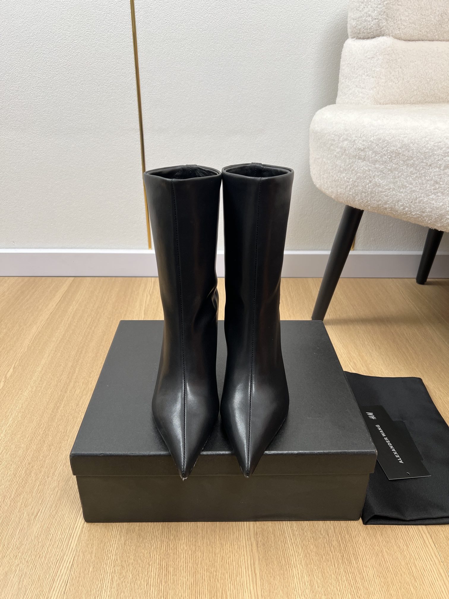 NO:560930,Alexanderwang｜Alexander Wang | Dawang's autumn and winter new products counter's latest hot style pointed toe letter logo short boots and long boots series. Personalized royal style. Super texture. Love it. The design is simple, fashionable and comfortable. An indispensable summer item, Alexanderwang presents a brand new iconic silhouette. Made of soft leather, the hollow heel is matched with a hardware logo. It is cool and spicy. It is a must-have for long-legged artifacts. Big bloggers from all walks of life have bought it!  Unique and fashionable, you must have a pair of king shoes this summer... Original custom cowhide upper, sheepskin lining, imported genuine leather outsole, heel height 8cm, size 34-41 (34.40.41 customized, non-returnable) short boots, long boots 450, boots, alexander wang, boots, cowhide, sheepskin, Leather soles19860909Alexanderwang｜亚历山大王 | 大王家秋冬新品专柜最新爆款尖头字母logo短靴长靴系列 个性御姐风 超有质感 爱了爱了 该款设计简约上脚时尚舒服 夏季不可缺少的一款大王呈现焕然一新的标志性轮廓.这款鞋履由柔软皮制成镂空鞋跟搭配五金件徽标又酷又辣·长腿神器的腿精必备各路大博主都纷纷上脚！独特得来又时髦,这个夏季必须拥有一双大王鞋子…… 鞋面原版定制牛皮 内里羊皮 大底进口真皮大底  跟高 8cm  码数34-41（34.40.41定制不退换） 短靴 长靴450,靴子,alexander wang,boots,cowhide,sheepskin,Leather soles,Women's Shoes