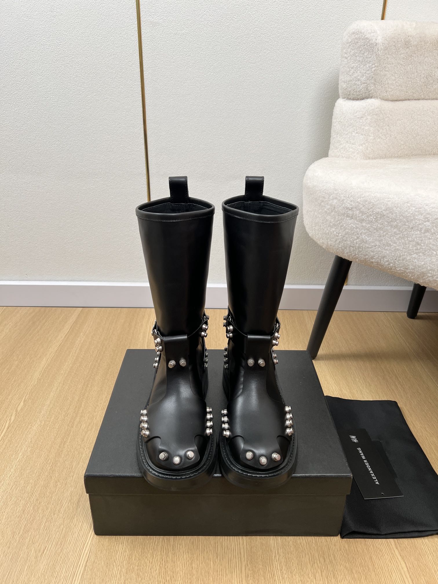 NO:560934,Alexanderwang | Alexanderwang | Dawang's autumn and winter new product counter's latest hot style metal rivet buckle motorcycle short boots series. Personalized imperial sister style. Super texture. Love it. The design is simple, fashionable and comfortable. An indispensable summer item, Dawang presents a brand new iconic silhouette. Made of soft leather, the hollow heel is matched with a hardware logo. It is cool and spicy. It is a must-have for long-legged artifacts. Big bloggers from all walks of life have bought it!  Unique and fashionable, you must have a pair of king shoes this summer... Original custom cowhide upper, cowhide/wool lining, original molded outsole, heel height 4cm, size 35-41 (40.41 customized, non-refundable), leather, Maoli 440, boots, alexander wang, boots, cowhide19860909Alexanderwang｜亚历山大王 | 大王家秋冬新品专柜最新爆款金属柳钉扣机车短靴系列 个性御姐风 超有质感 爱了爱了 该款设计简约上脚时尚舒服 夏季不可缺少的一款大王呈现焕然一新的标志性轮廓.这款鞋履由柔软皮制成镂空鞋跟搭配五金件徽标又酷又辣·长腿神器的腿精必备各路大博主都纷纷上脚！独特得来又时髦,这个夏季必须拥有一双大王鞋子…… 鞋面原版定制牛皮 内里牛皮/羊毛 大底原版开模组合大底  跟高 4cm  码数35-41（40.41定制不退换） 皮里 毛里440,靴子,alexander wang,boots,cowhide,Women's Shoes