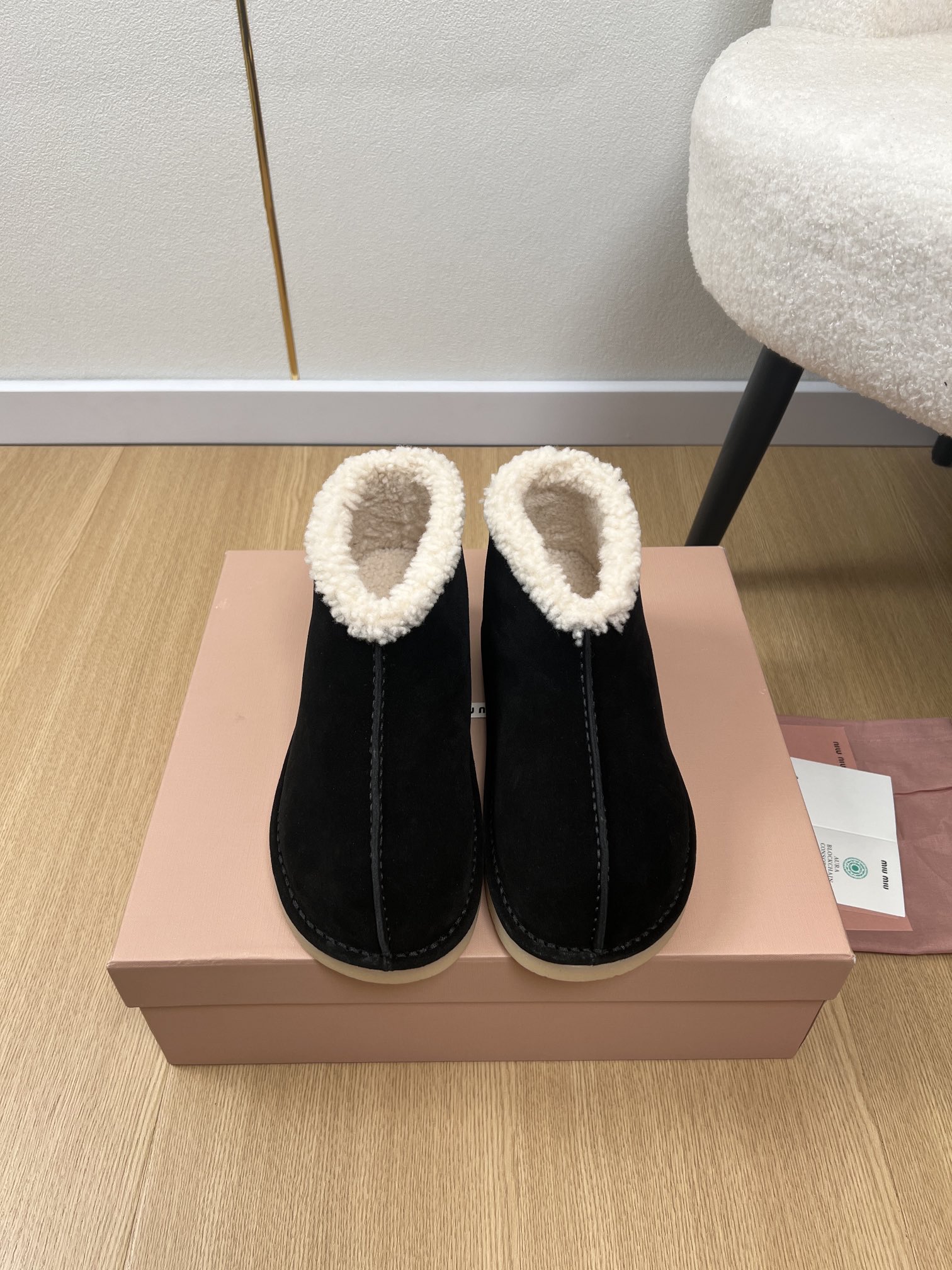 NO:560926,MiuMiu Miu Miu | Miu's new autumn and winter products. The latest hot-selling wool snow boots and short boots series in the counter. This year's most worth buying furry boots is one of them!  There are so many Internet celebrities wearing miu this autumn and winter. It is really cool. The retro distressed western mid-boots are very rubberized, very soft and easy to wear!  The feet feel great!  The boots are wide and can be worn regardless of whether the legs are thick or thin. They can be worn loosely and are very comfortable. They are limited editions for autumn and winter. They are very difficult to buy at the counter. They look hard, but they are actually very soft and easy to wear!  The feet feel great!  The boots are wide, no matter whether your legs are thick or thin, you can wear them with a loose feeling and make your legs look very straight!  !  Full of punk style!  This year’s main recommendation is versatile and good-looking, comfortable and elegant, fashionable, simple and high-end, and can be matched casually. It is very comfortable on the feet. It is a must-have for the year!  Close-up of details. The trend elements of the new season and the beloved concept of the moment, multiple collisions, conveying modern style~ Look good no matter how you wear it. This summer’s fashionista’s favorite does not look very comfortable. The upper is super comfortable. The upper is imported high silk velvet. The lining is Australian imported sheep’s wool. The outsole is original molded rubber outsole. Heel height 2cm (increased 2.5cm inside). Size 35-41 (customized at 40.41). Original packaging, snow boots, miumiu, boots.19860909MiuMiu缪缪 | miu家秋冬新品 专柜最新爆款一脚蹬羊毛雪地靴短靴系列 今年最值得入手的毛毛靴子 没有之一！超多网红明星上脚miu今年秋冬确实泰酷辣 复古做旧西部中靴一脚蹬中靴非常贴胶 非常软巨好穿！脚感超赞！靴筒宽大 不管腿粗腿细 都能穿出宽松感而且非舒服, 秋冬限定款 专柜非常难买 看着很硬的样子 其实非常软巨好穿！脚感超赞！ 靴筒宽大 不管腿粗腿细 都能穿出宽松感而且非常显腿直！！朋克风十足！ 今年主推款,百搭好看,舒适又优雅,时尚 简约高级 随意搭配 上脚非常舒适,年度必入款！细节特写 新季的潮流要素与此刻挚爱的概念,多元对撞,传达现代风格~怎么穿都好看今夏时髦精最爱看起来不怎么舒服 上脚超级舒服 鞋面进口高丝光牛反绒 内里澳洲进口羊卷毛 大底原版开模橡胶大底  跟高 2cm（内增高2.5cm） 码数35-41（40.41定制） 包装原版包装,雪地靴,miumiu,boots,Women's Shoes