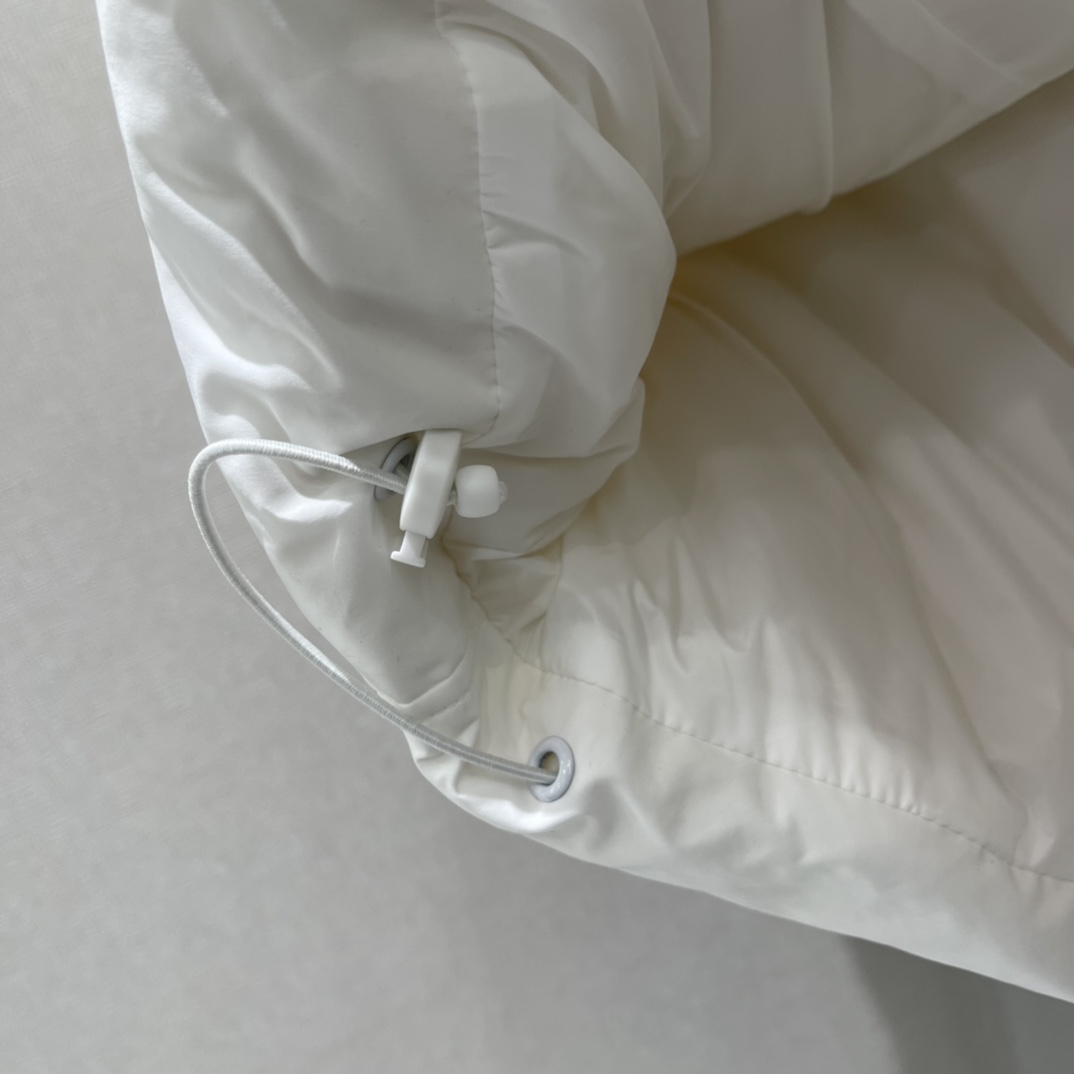 大王 25秋冬新款 徽标短款羽绒服马甲 初冬叠穿出门既实用又有层次感，也不显臃肿!!款式简约大方，无论是