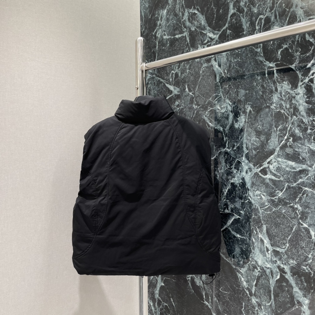 大王 25秋冬新款 徽标短款羽绒服马甲 初冬叠穿出门既实用又有层次感，也不显臃肿!!款式简约大方，无论是