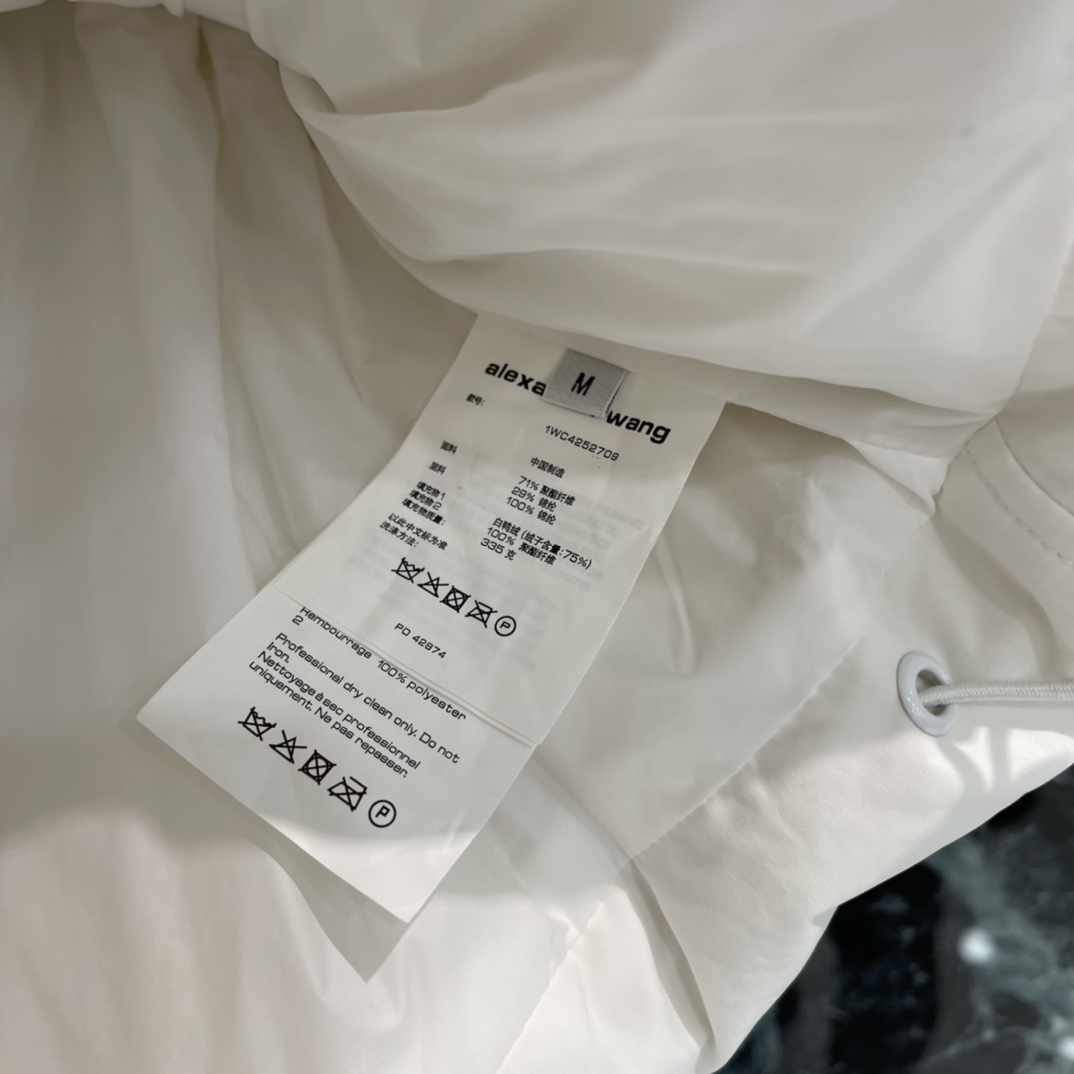 大王 25秋冬新款 徽标短款羽绒服马甲 初冬叠穿出门既实用又有层次感，也不显臃肿!!款式简约大方，无论是