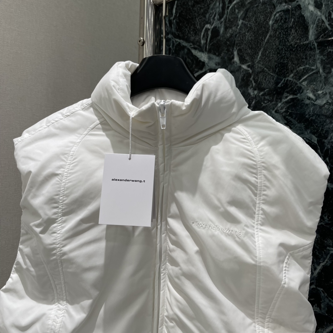 大王 25秋冬新款 徽标短款羽绒服马甲 初冬叠穿出门既实用又有层次感，也不显臃肿!!款式简约大方，无论是