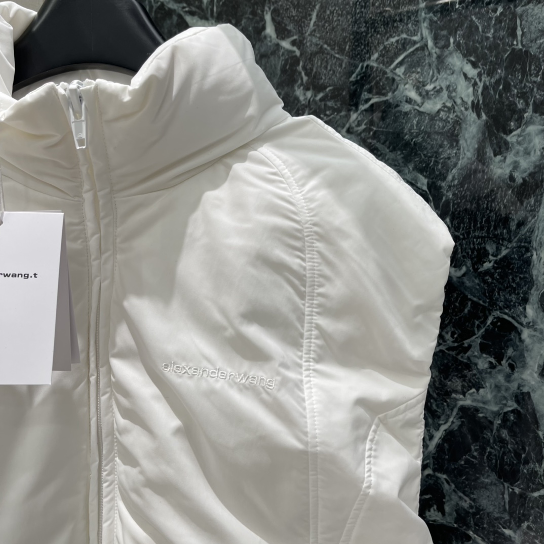 大王 25秋冬新款 徽标短款羽绒服马甲 初冬叠穿出门既实用又有层次感，也不显臃肿!!款式简约大方，无论是