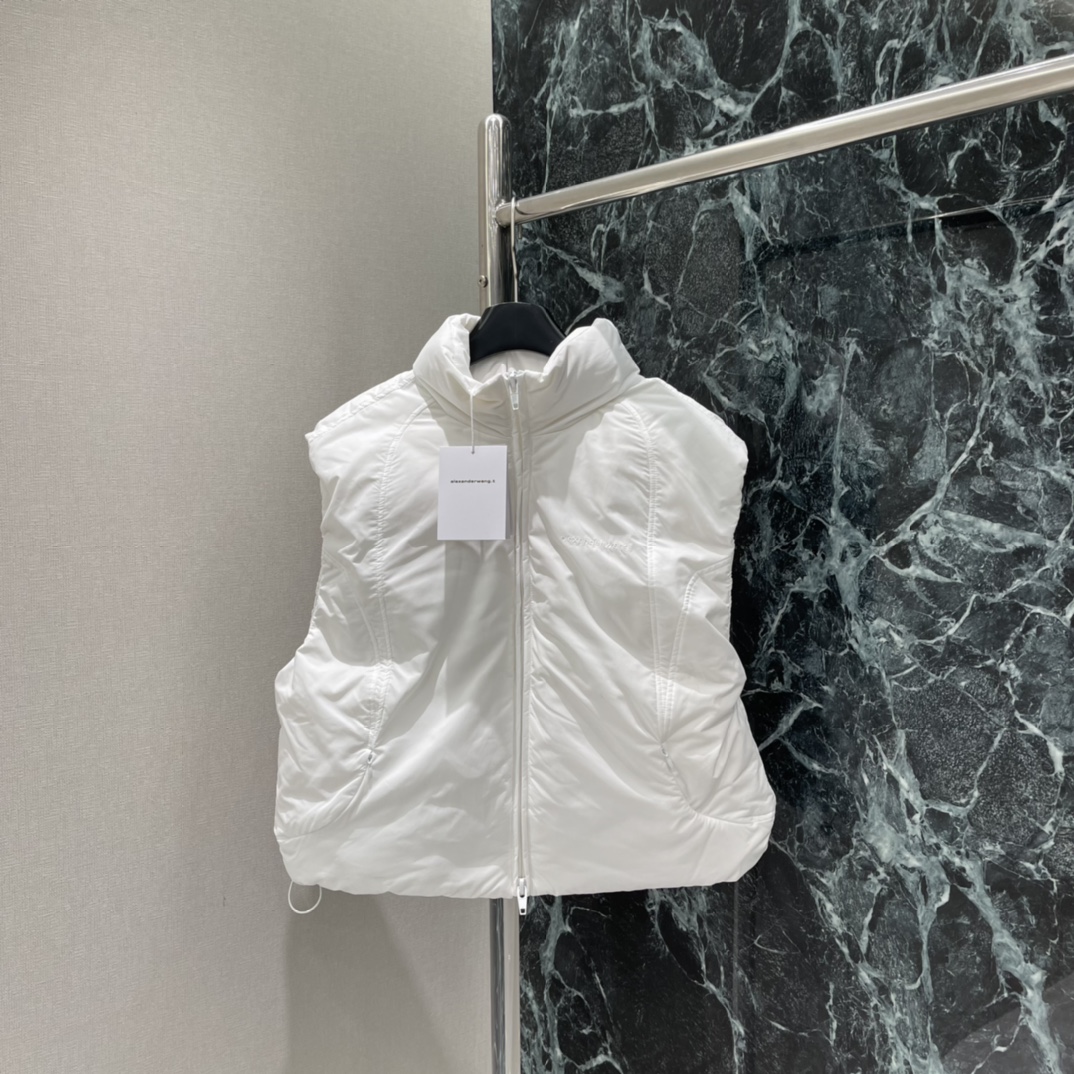 大王 25秋冬新款 徽标短款羽绒服马甲 初冬叠穿出门既实用又有层次感，也不显臃肿!!款式简约大方，无论是