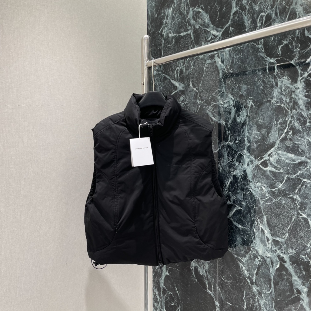 大王 25秋冬新款 徽标短款羽绒服马甲 初冬叠穿出门既实用又有层次感，也不显臃肿!!款式简约大方，无论是