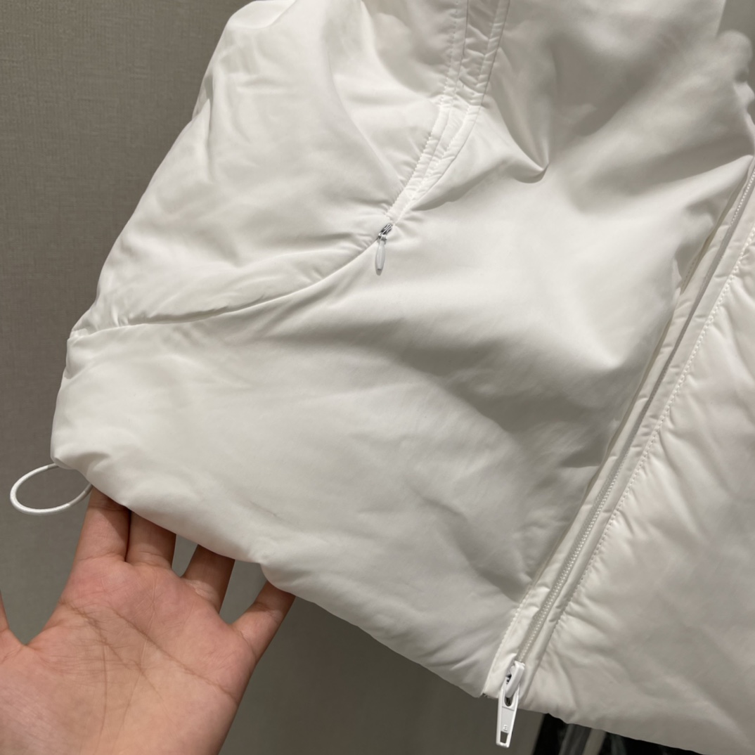 大王 25秋冬新款 徽标短款羽绒服马甲 初冬叠穿出门既实用又有层次感，也不显臃肿!!款式简约大方，无论是