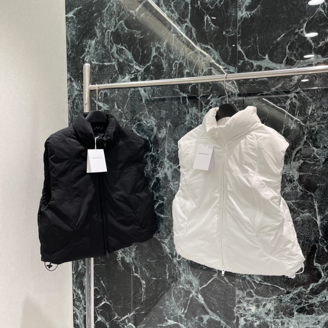 大王 25秋冬新款 徽标短款羽绒服马甲 初冬叠穿出门既实用又有层次感，也不显臃肿!!款式简约大方，无论是