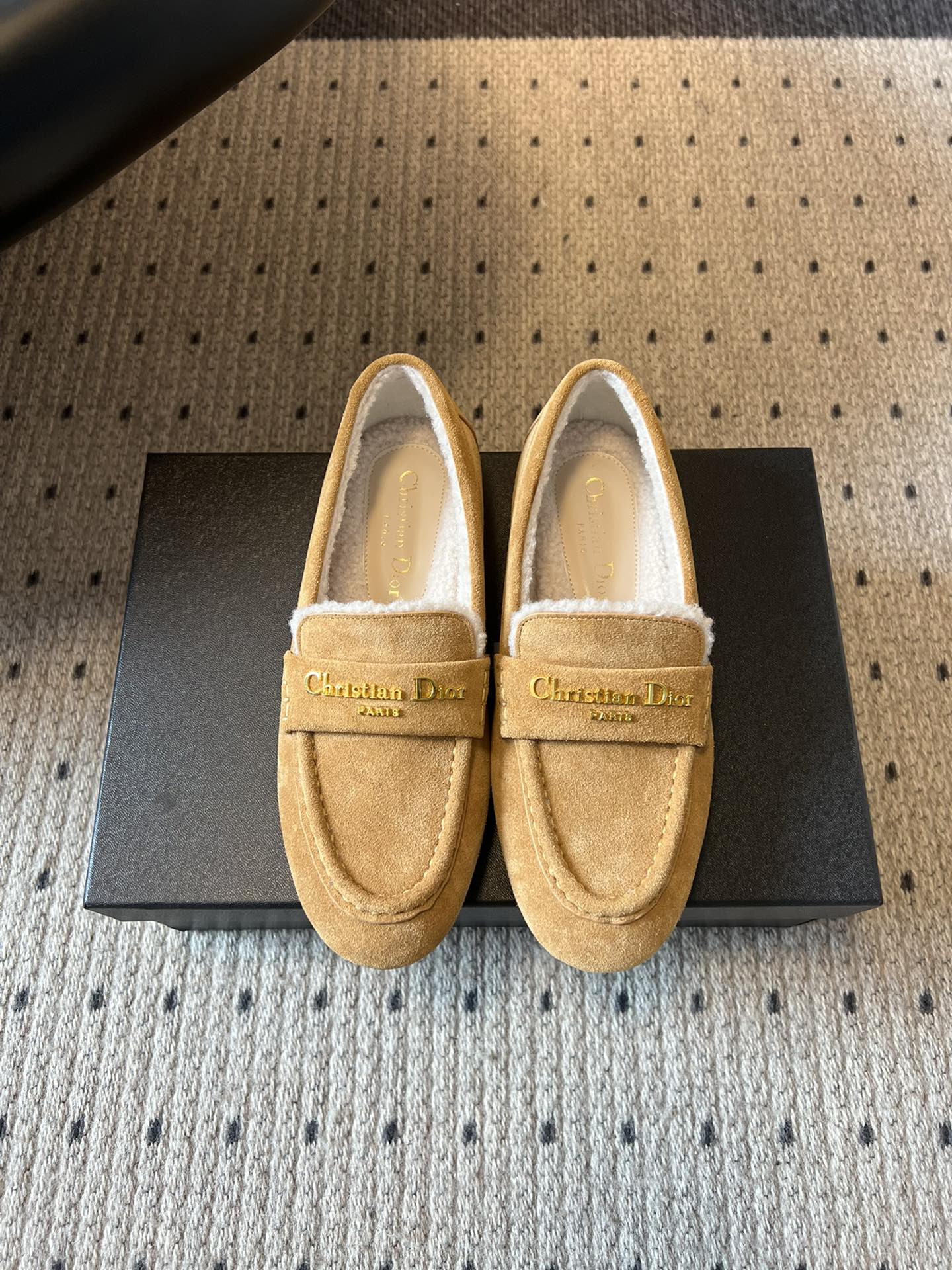 NO:563097,Top quality Dior 25ss new furry loafers for autumn and winter. The upper is made of suede material, which is soft to the touch and has a retro texture. Plush design is added to the mouth and lining of the shoe, which not only improves warmth but also adds a gentle atmosphere. The body of the shoe is decorated with a golden 'Christian Dior PARIS' metal logo, highlighting the brand recognition and light luxury.  Continuing the 'slip-on' convenient style of loafers, it has both a casual feel and an elegant temperament; the low-cut, round-toe design is suitable for a variety of foot types, comfortable and neat. Pair with straight jeans, light-colored casual pants or knitted wide-leg pants. Cow suede upper, sheep wool lining, leather outsole, size 35-41, loafers, fur shoes, dior, loafers, jeans, chamois leather, Leather   soles19860909顶级品质 Dior 25ss秋冬新款加毛乐福鞋 鞋面采用反绒皮麂皮材质,触感柔软且自带复古质感；鞋口和内里加入毛绒设计,既提升保暖性,又增添温柔氛围；鞋身饰有金色“Christian Dior PARIS”金属 Logo,彰显品牌辨识度与轻奢感. 延续乐福鞋“一脚蹬”的便捷版型,兼具休闲感与优雅气质；低帮、圆头的设计,适配多种脚型,舒适又显利落.搭配直筒牛仔裤、浅色系休闲裤或针织阔腿裤. 鞋面牛反绒 内里绵羊毛 大底真皮大底 size35-41码,乐福鞋毛毛鞋,dior,loafers,jeans,chamois leather,Leather soles,Women's Shoes