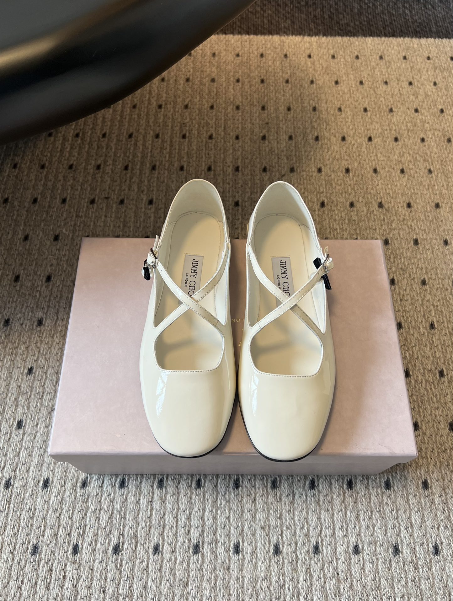 NO:563027,Guangdong-produced Jimmy Cho*25ss elegant flat patent leather Mary Jane shoes are made of glossy patent leather, with a strong luster and a refined and high-end feel. At the same time, the stiffness of the patent leather makes the shoe shape more three-dimensional. The classic Mary Jane shoe shape and round toe design add a retro and gentle feel;  The cross strap + metal buckle decoration not only retains the retro charm of Mary Jane shoes, but also weakens the heavy feeling through the thin strap design, making it more light and agile. Combining retro elegance and modern simplicity, it can not only create a sweet look, but also suitable for commuting and casual style. The upper is imported soft cow patent leather, the lining is imported mixed sheepskin, the outsole TPU outsole size 35-40, single shoes Mary Jane, jimmy choo, mary jane, sheepskin19860909莞产 Jimmy Cho*25ss优雅平底漆皮玛丽珍鞋 采用亮面漆皮材质,光泽感强,自带精致高级感,同时漆皮的挺括性让鞋型更立体.经典玛丽珍鞋型,圆头设计增添复古温柔感； 交叉细带+金属扣装饰,既保留了玛丽珍鞋的复古韵味,又通过细带设计弱化厚重感,更显轻盈灵动.融合复古优雅与现代简约,既可打造甜系造型,也能适配通勤、轻熟风穿搭. 鞋面进口软牛漆皮 内里进口混种羊皮 大底TPU大底 size35-40码,单鞋玛丽珍,jimmy choo,mary jane,sheepskin,Women's Shoes