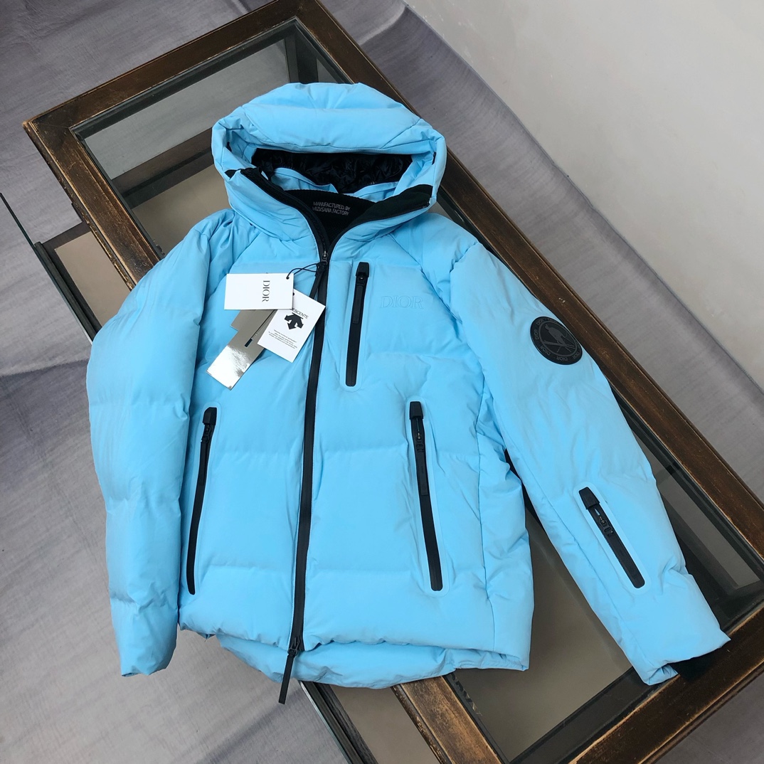 Dior迪奥 x 迪桑特 联名款羽绒滑雪服 现货限量供应，好东西要讲究抢购速度，别等天冷了就没货了 ‼️