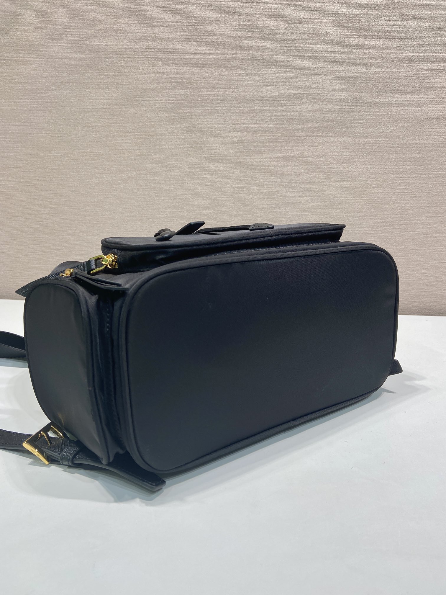 💰650🎉新品🎉1BZ081双肩背包🎉🎉
这款双肩背包采用进口尼龙布包面料，包身为三个拉琏口袋设计，袋口以翻盖抽绳开合，顶级五金，容量空间大，口袋多多非常实用👍上身效果非常好看，宝宝们赶紧入手吧，又是一款永久不过时爆款🎉🎉
长24.5x高29x底12cm🎉🎉🎉💰💰💰
