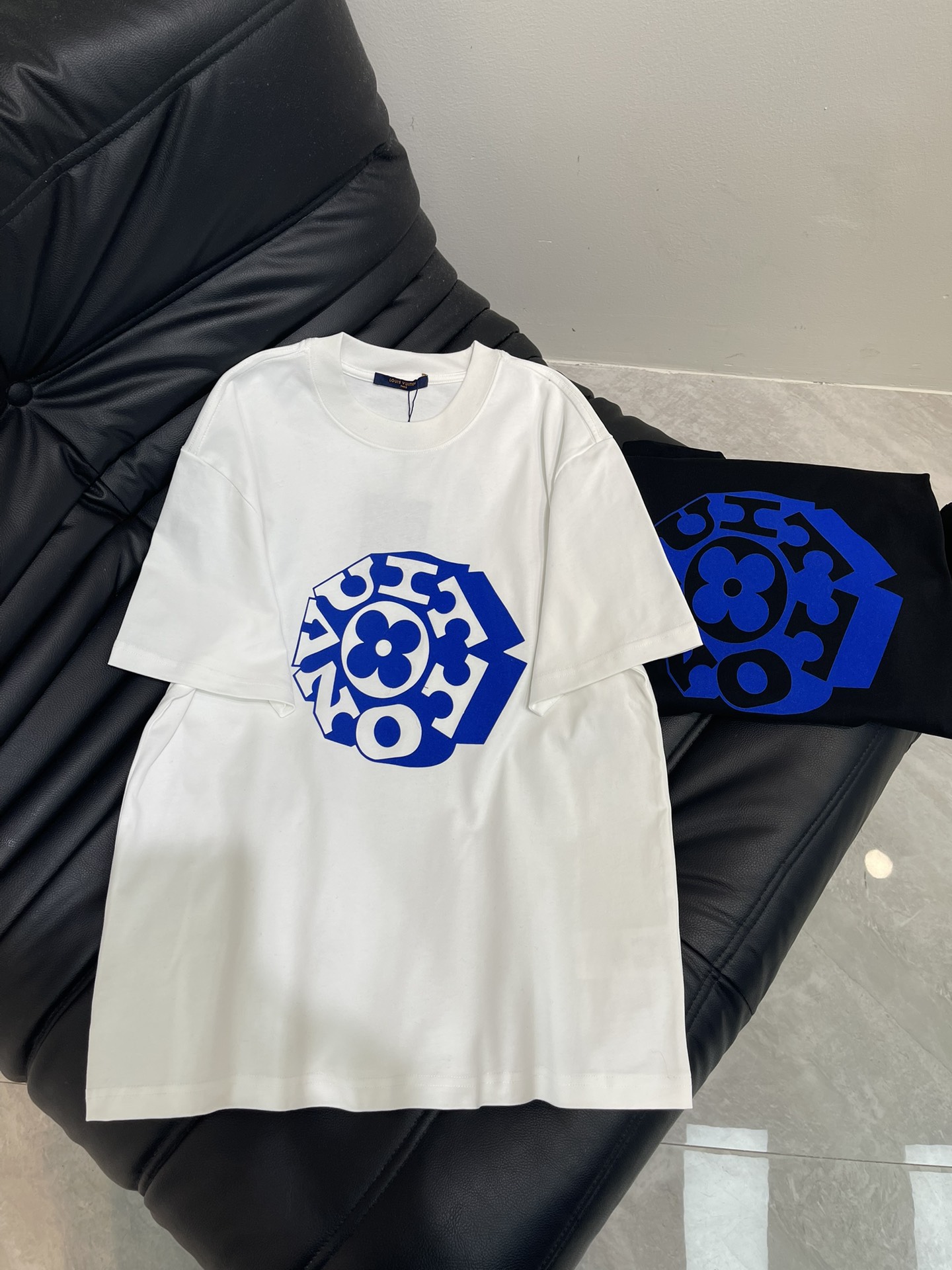 NO:569753,Louis Vuitto's latest garland flocked printed short-sleeved T-shirt. It is made of high-weight washed fabrics with complex craftsmanship and personalized color matching. The full shape matching and colorful contrasting T-shirt design make them the focus of the street. These T-shirts not only have a sense of fashion. The colorful patterns are interesting and attractive, the upper body is slim and versatile, and they are the same style for men and women!  Color black/white Size S-XL,,louis vuitton,T-shirt,tees,t-shirt,alexander wang19860909Louis Vuitto*新款花环植绒印花短袖T恤.采用高克重洗水面料,工艺复杂,添加个性色彩搭配 十足的造型搭配和彩色形成鲜明对比效果的T恤设计,让他们成为街头焦点.这些T恤不仅具有时尚感.彩色图案,趣味又吸晴,上身显瘦百搭,男女同款！ 颜色黑色/白色 尺码S-XL,,louis vuitton,T-shirt,tees，t-shirt,alexander wang,Women's clothing