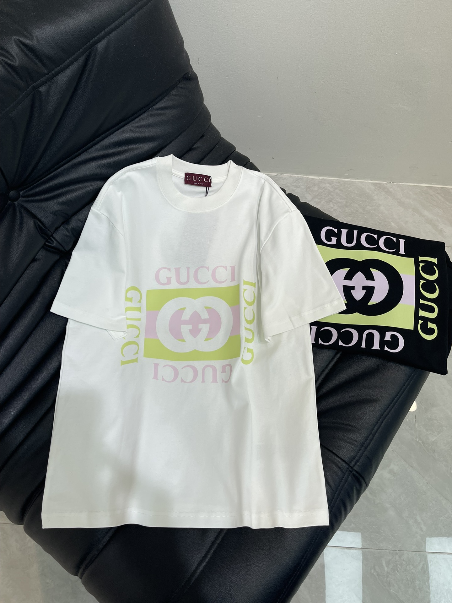 NO:569757,Gucc*'s latest short-sleeved T-shirt with double G letter print. It is made of high-weight washed fabrics with complex craftsmanship and personalized color matching. The T-shirt design with full styling and contrasting colors makes them the focus of the street. These T-shirts are not only fashionable. The colorful patterns are fun and attractive, the upper body is slim and versatile, and they are the same style for men and women!  Color Black/White Size S-XL,,gucci,T-shirt,tees,t-shirt,alexander wang19860909Gucc*最新款双G字母印花短袖T恤.采用高克重洗水面料,工艺复杂,添加个性色彩搭配 十足的造型搭配和彩色形成鲜明对比效果的T恤设计,让他们成为街头焦点.这些T恤不仅具有时尚感.彩色图案,趣味又吸晴,上身显瘦百搭,男女同款！ 颜色黑色/白色 尺码S-XL,,gucci,T-shirt,tees，t-shirt,alexander wang,Women's clothing