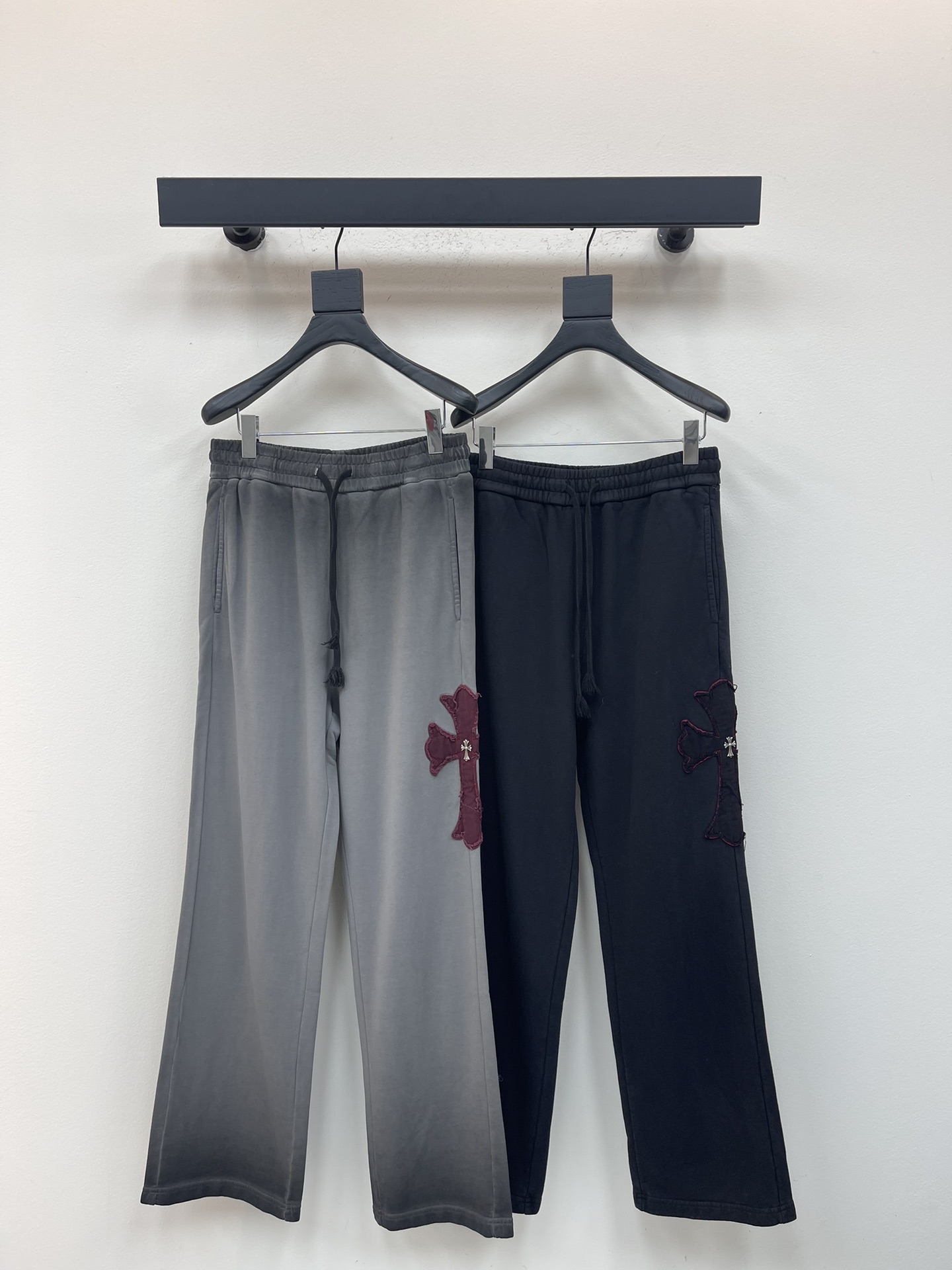 NO:569729,Chrome Heart*'s new patch cross embroidered casual pants and sweatpants are made of distressed washed cotton fabric, which is comfortable and breathable. The straight drawstring waist design is suitable for various body types and can be adjusted as desired. The exquisite embroidery on the trouser legs is full of details. It can be easily controlled for daily leisure or light exercise. It is OK to match with sports shoes or casual shoes. It is comfortable and stylish. It is the same style for men and women!  S-XL,,chrome hearts,chrome hearts,sneakers,alexander wang19860909Chrome Heart*克罗心新款贴布十字架刺绣休闲裤卫裤,采用做旧洗水棉质面料,穿着舒适又透气.抽绳腰头直筒设计,适合各种体型,随心调节松紧.裤腿上的精致刺绣,细节满分,日常休闲或轻运动都能轻松驾驭,搭配运动鞋或休闲鞋都很OK,舒适又有设计感,男女同款！S-XL,,chrome hearts,chrome hearts,sneakers,alexander wang,Women's clothing