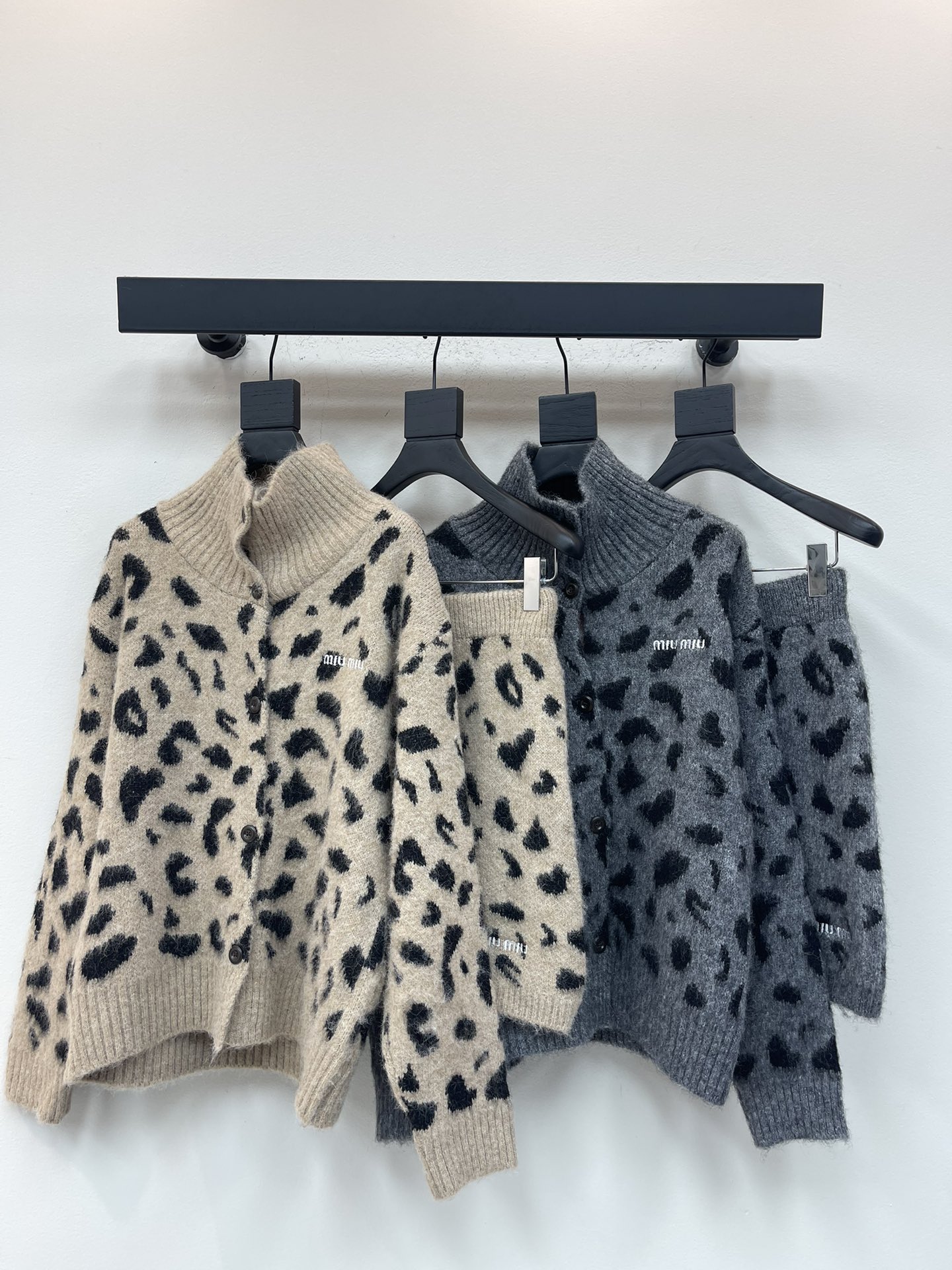 NO:568585,MiuMi*25 new early autumn leopard print knitted cardigan skirt suit!  Customized wool yarn weaving, high-end texture, comfortable and soft, lapel cardigan series skirt, dense knitting to keep out the cold and wind, wide thread binding on the cuffs echoing the hem, gray low-key and versatile, leopard print all over the chest letter logo embellishment, highlighting the brand's tonality, regular version with a straight shoulder, simple and versatile for daily use in autumn and winter!  SML,,miumiu,skirts,alexander wang19860909MiuMi*25早秋新款豹纹针织开衫短裙套装！定制羊毛纱线织造 质感高级 舒适柔软 翻领开衫系列短裙 密实针织御寒防风 袖口宽螺纹包边与衣摆相呼应 灰色低调百搭 豹纹满铺胸前字母徽标点缀 彰显品牌调性 正肩款常规版型 秋冬日常简约百搭！SML,,miumiu,skirts,alexander wang,Women's clothing