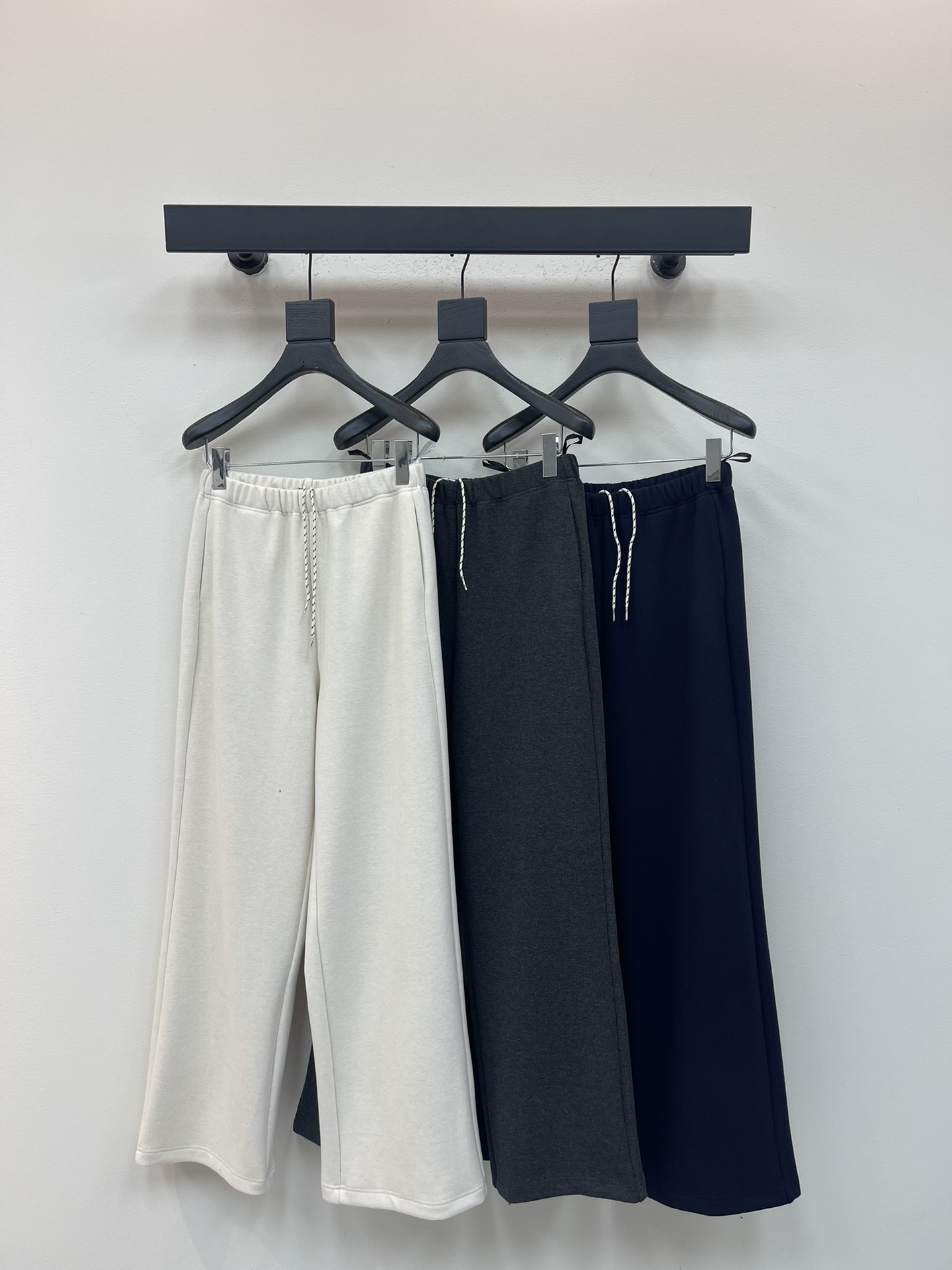 NO:569724,MM6*25 new contrasting color drawstring elastic waist versatile casual pants. Heavy-duty drawstring elastic waist design. Customized fabric feels skin-friendly and more comfortable. The version is huge and beautiful. A casual goddess artifact!  The age-reducing girl’s style is elegant yet sweet!  The version is versatile and doesn’t pick anyone’s body, so you don’t want it if you don’t want it!  The quality of workmanship depends on the details SML, masion margiela, alexander wang19860909MM6*25新款撞色抽绳松紧腰百搭休闲裤 重工抽绳松紧腰设计 订制面料亲肤感更舒适 版型巨好看 休闲女神神器！ 减龄少女风气质优雅不失甜美！ 版型百搭不挑人上身美的不要不要的！ 做工品质看细节 SML,,masion margiela,alexander wang,Women's clothing