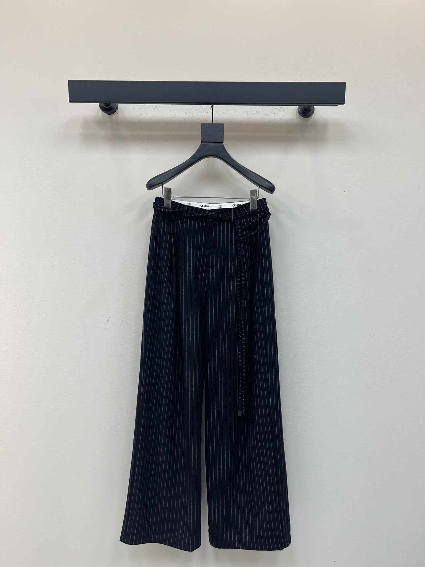 NO:569719,Celin*25 new drawstring striped casual pants. Versatile and high-end colors. Customized contrasting color splicing waistband to show a sense of high-end casualness. A visual feast. A must-have versatile item for all seasons. Customized fabrics, great texture, full of lazy style. A must-have item for goddesses!  The version is versatile and not picky, the lines are elongated and the proportions are so beautiful that you don’t want to miss it!  The quality of workmanship depends on the details SML,,celine,alexander wang19860909Celin*25新款抽绳条纹休闲裤 颜色百搭高级 定制撞色拼接腰头尽显高级随意感 视觉盛宴 四季必入的百搭单品 订制面料,质感巨好,慵懒范儿十足 女神必入神器！ 版型百搭不挑人 拉长线条比例 上身美的不要不要的！ 做工品质看细节 SML,,celine,alexander wang,Women's clothing