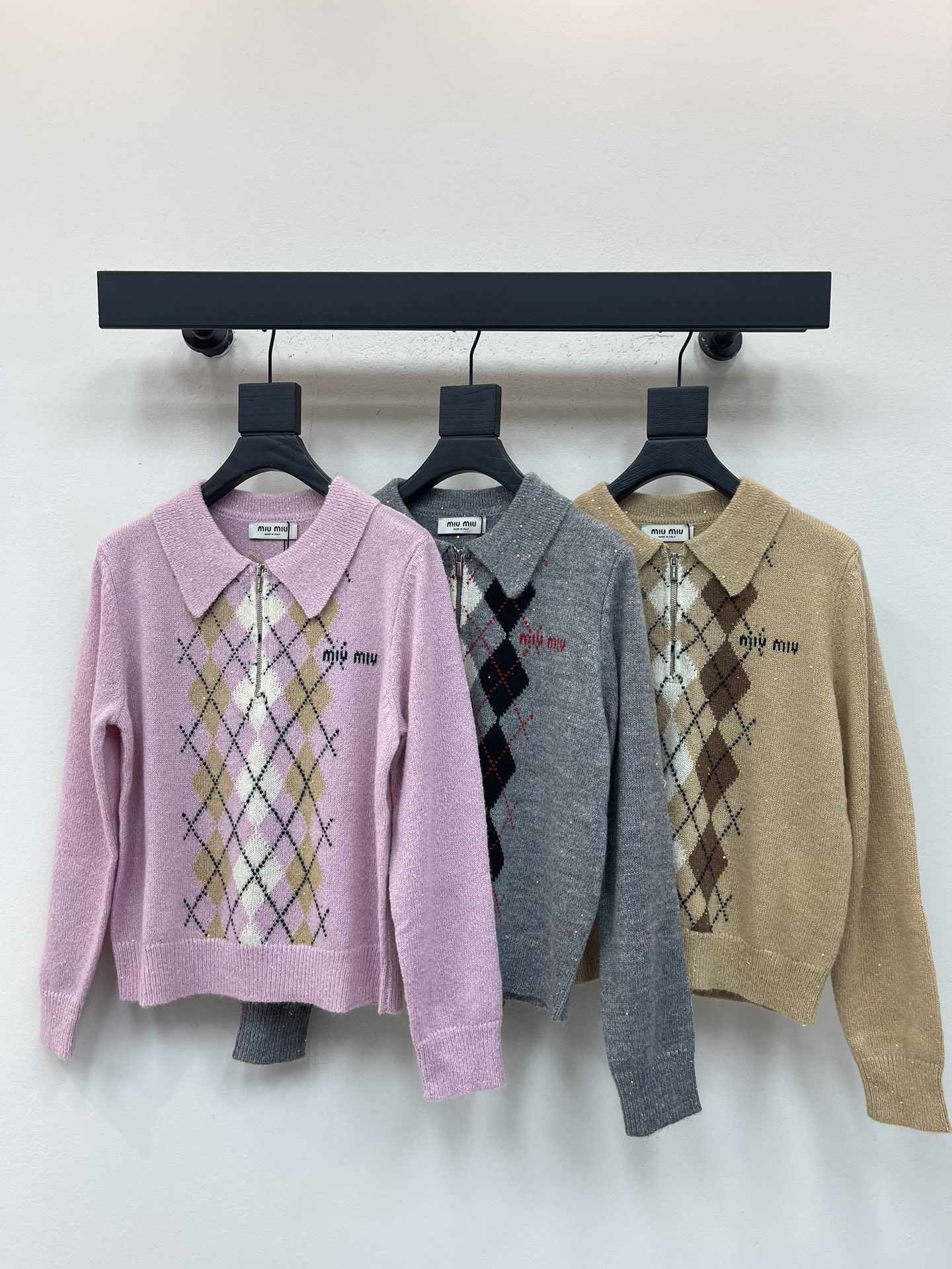 NO:568627,MiuMi*25 new early autumn lapel diamond knitted long sleeves!  Customized wool yarn weaving, fine texture, soft and comfortable, cut of knitted long-sleeved top, half-open zipper design on the neck, spiral hemming on the cuffs, delicate and soft, contrasting color between the body and the rhombus pattern on the chest, college style adds a youthful atmosphere, letter logo embroidery embellishment highlights the brand tone, artistic color matching to show the charm of age reduction, a must-have for dating and commuting!  SML,,miumiu,alexander wang19860909MiuMi*25早秋新款翻领菱格针织长袖！定制羊毛纱线织造 质感细腻 柔软舒适 针织长袖上衣剪裁 领口拉链半开襟设计 袖口螺旋纹包边 细致柔软 大身与胸前菱形图案撞色 学院风增加青春气息 字母徽标刺绣点缀 彰显品牌调性 文艺感配色尽显减龄魅力 约会通勤必备穿搭！SML,,miumiu,alexander wang,Women's clothing