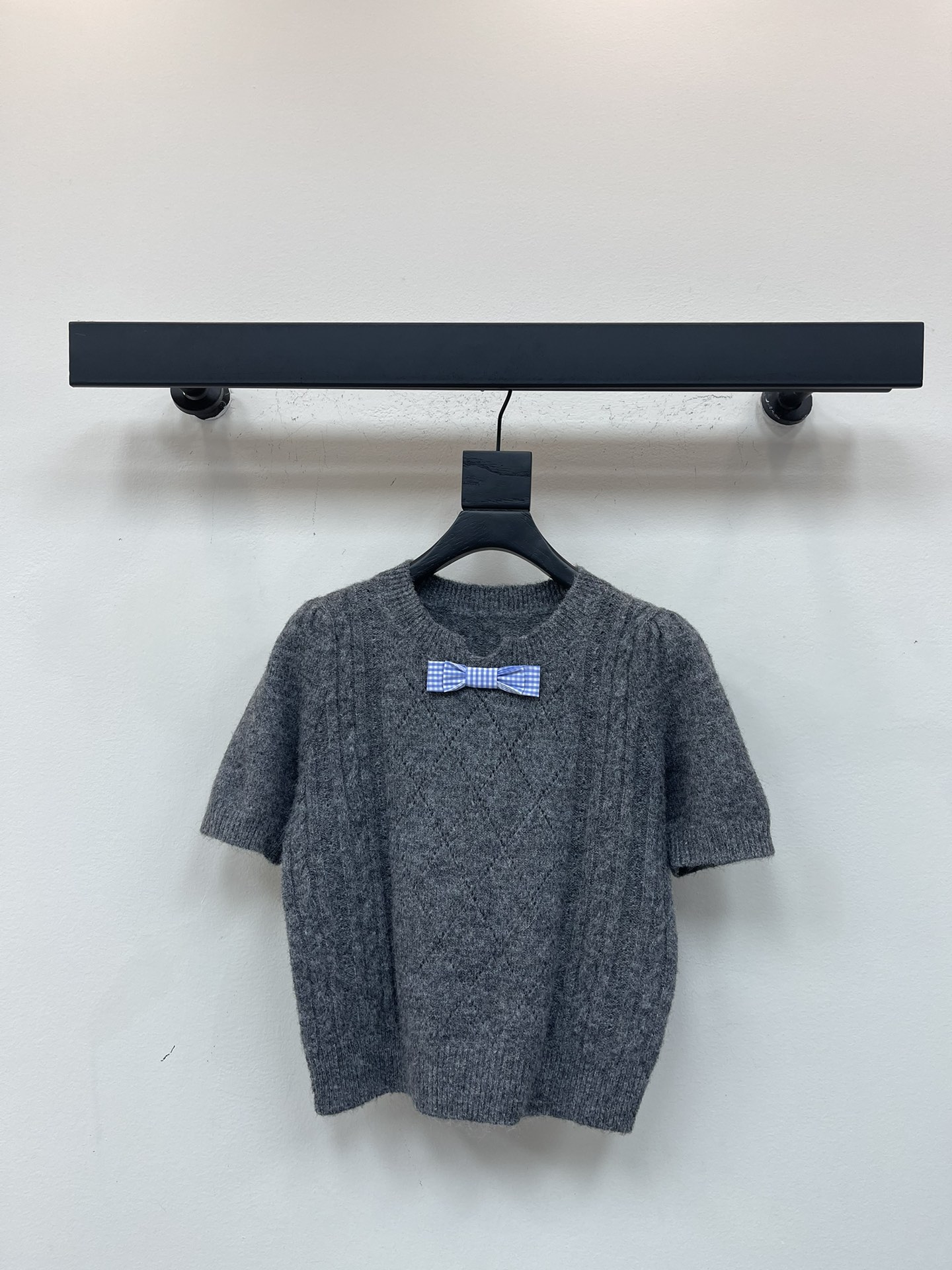 NO:569737,Herlia*25 new gray and blue plaid bow tie knitted short-sleeve. Customized wool blended fabric, full of playful and girly feeling. The bow element is super beautiful, giving a girly look. The diamond-shaped hollow design is very breathable ~ the gray is very Miu, and the collar is decorated with plaid bows to create a lazy atmosphere, and brighten up the outfit with color!  SML,,miumiu,T-shirt,alexander wang19860909Herlia*25新款灰色蓝格领结针织短袖.定制羊毛混纺面料,俏皮元气少女感满满.蝴蝶结元素超级美嘟,少女感穿搭,菱形镂空设计很透气～灰色很Miu,领口点缀格纹蝴蝶结慵懒氛围、用色彩点亮穿搭！SML,,miumiu,T-shirt,alexander wang,Women's clothing