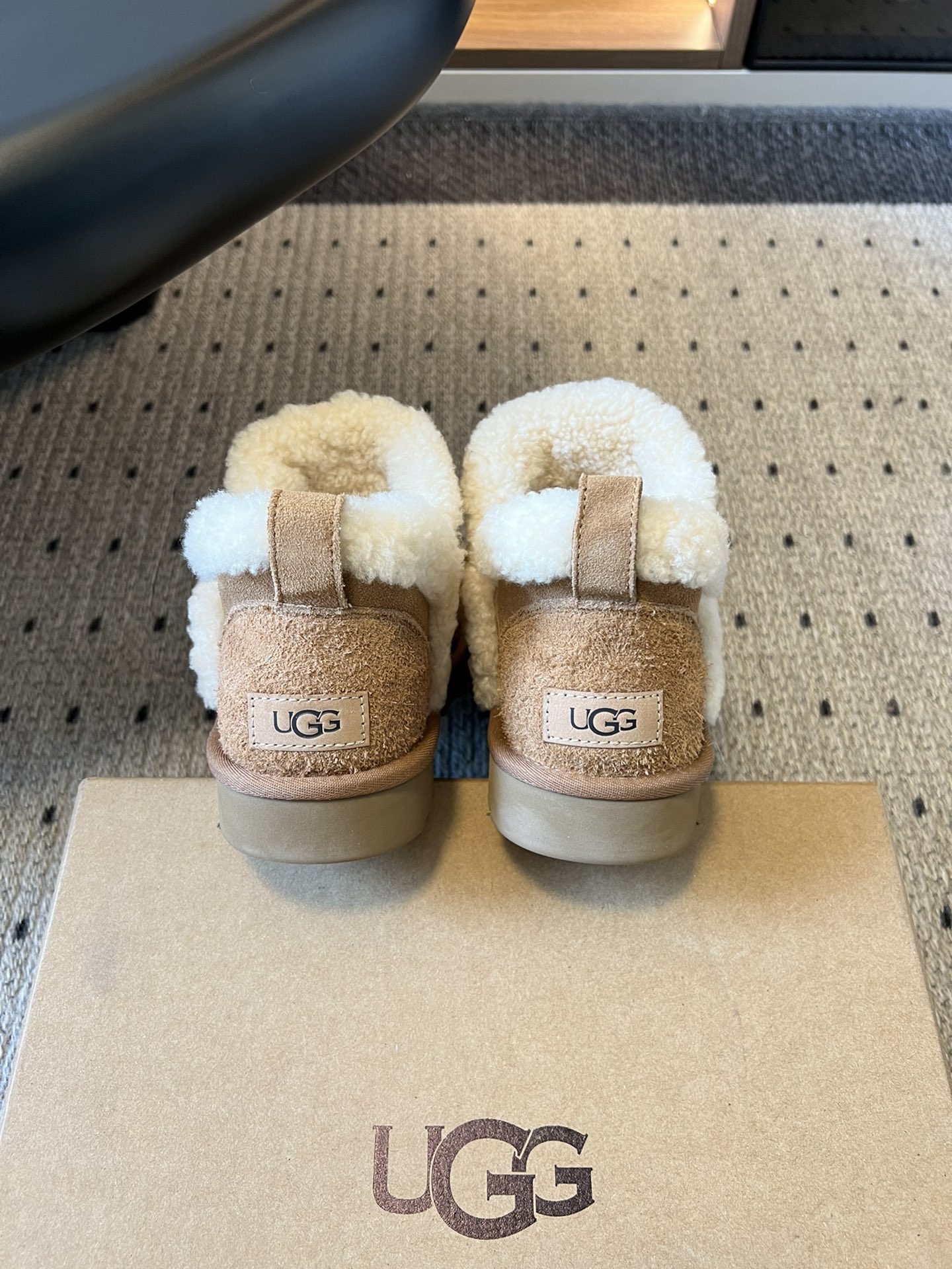 UG*秋冬厚底纯色切尔西加毛短靴采用反绒皮面料，触感柔软且自带复古质感，鞋面的弹性针织袜口设计，既提升了