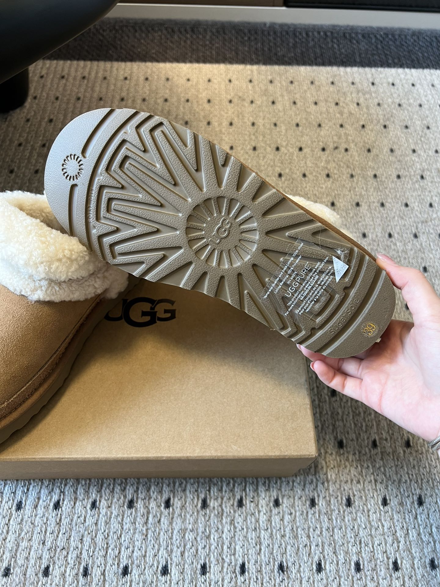 UG*秋冬厚底纯色切尔西加毛短靴采用反绒皮面料，触感柔软且自带复古质感，鞋面的弹性针织袜口设计，既提升了