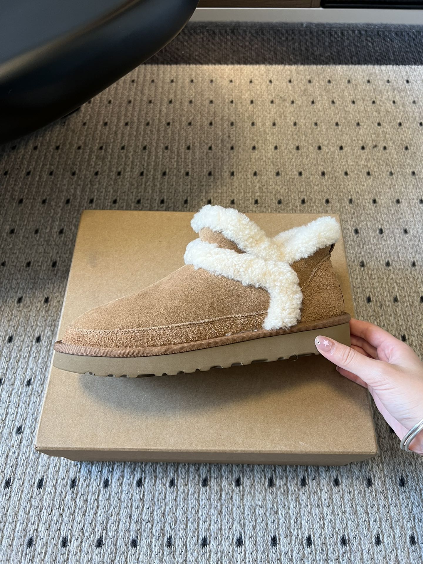 UG*秋冬厚底纯色切尔西加毛短靴采用反绒皮面料，触感柔软且自带复古质感，鞋面的弹性针织袜口设计，既提升了