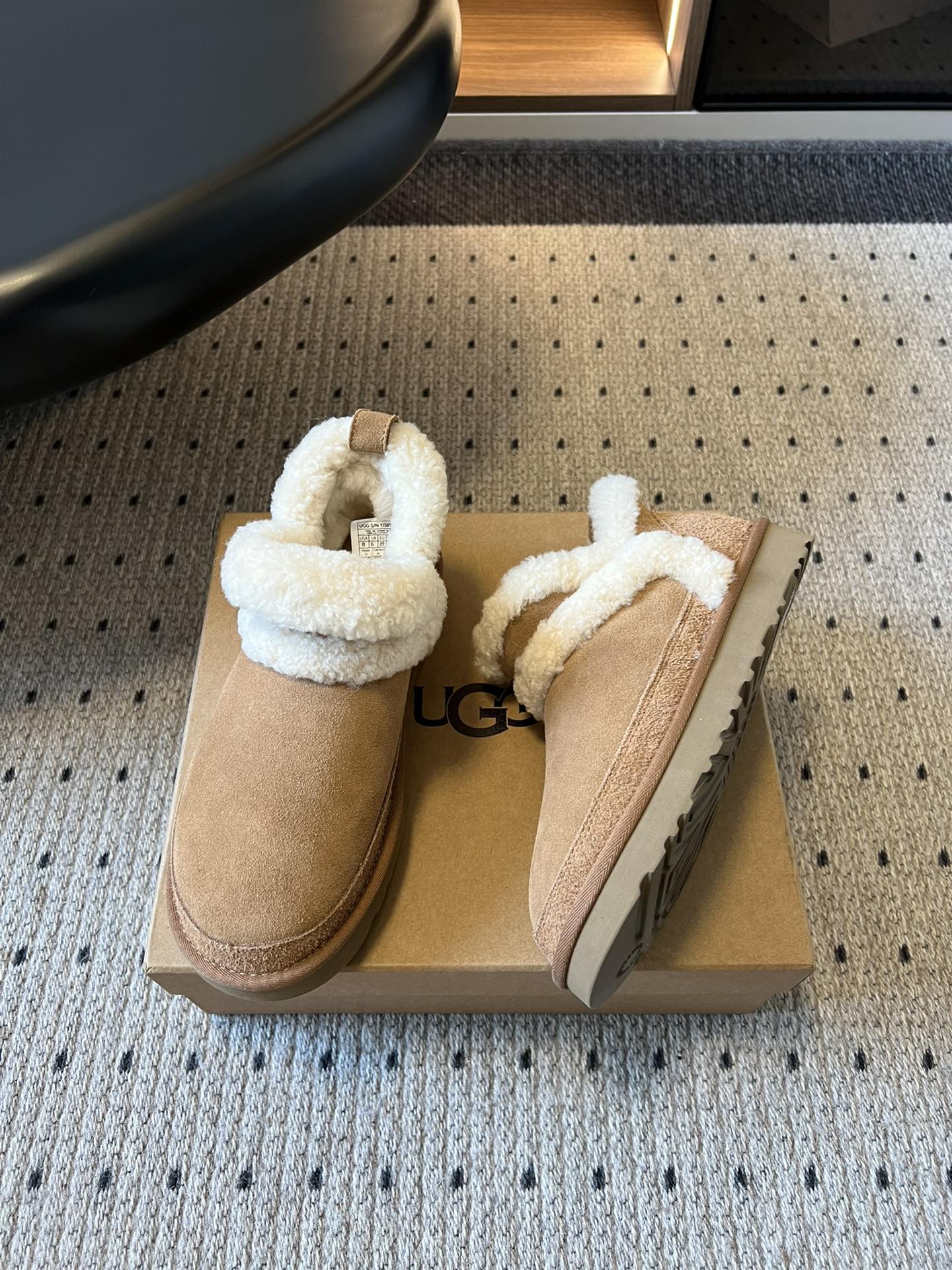 UG*秋冬厚底纯色切尔西加毛短靴采用反绒皮面料，触感柔软且自带复古质感，鞋面的弹性针织袜口设计，既提升了