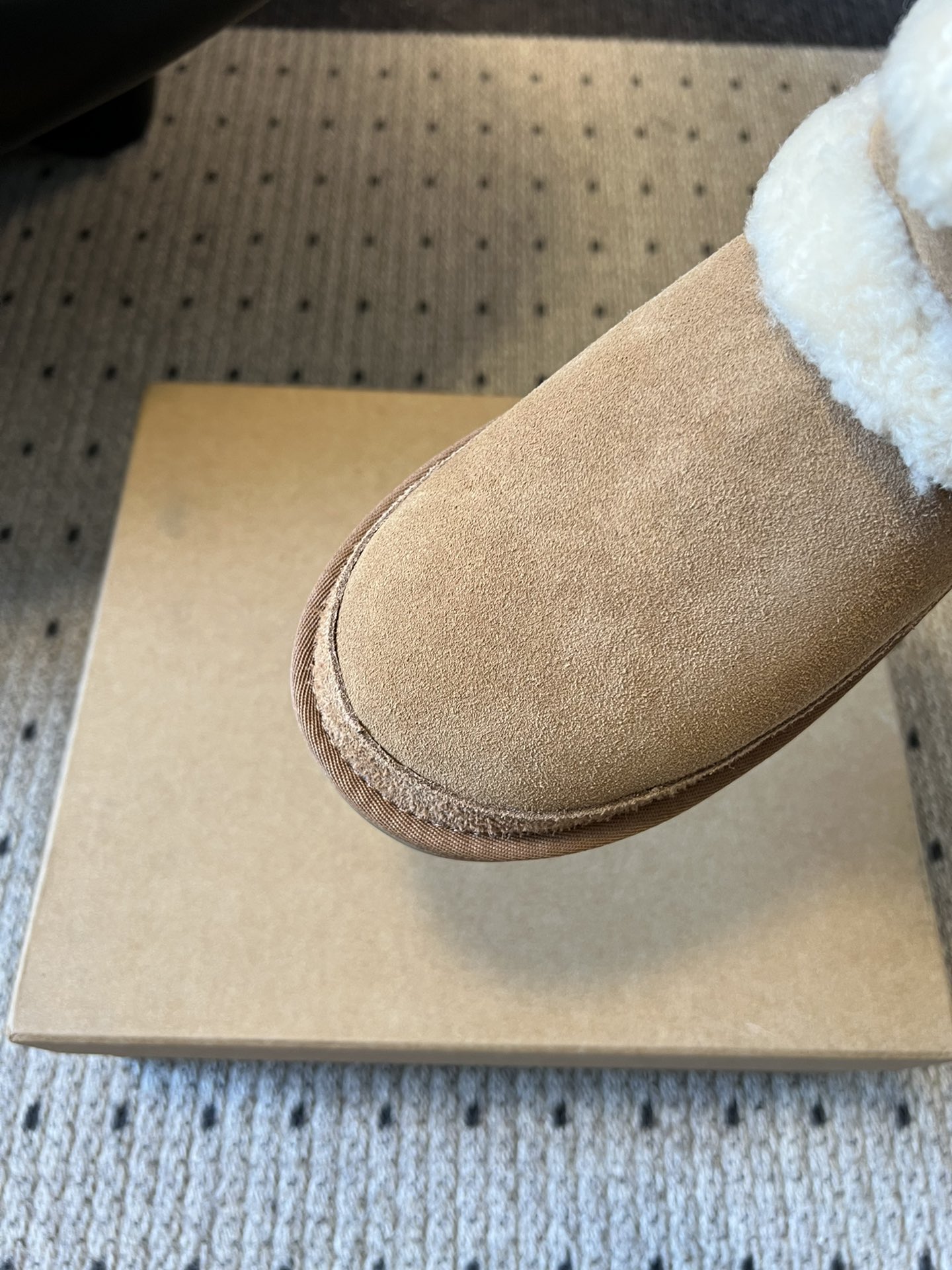 UG*秋冬厚底纯色切尔西加毛短靴采用反绒皮面料，触感柔软且自带复古质感，鞋面的弹性针织袜口设计，既提升了