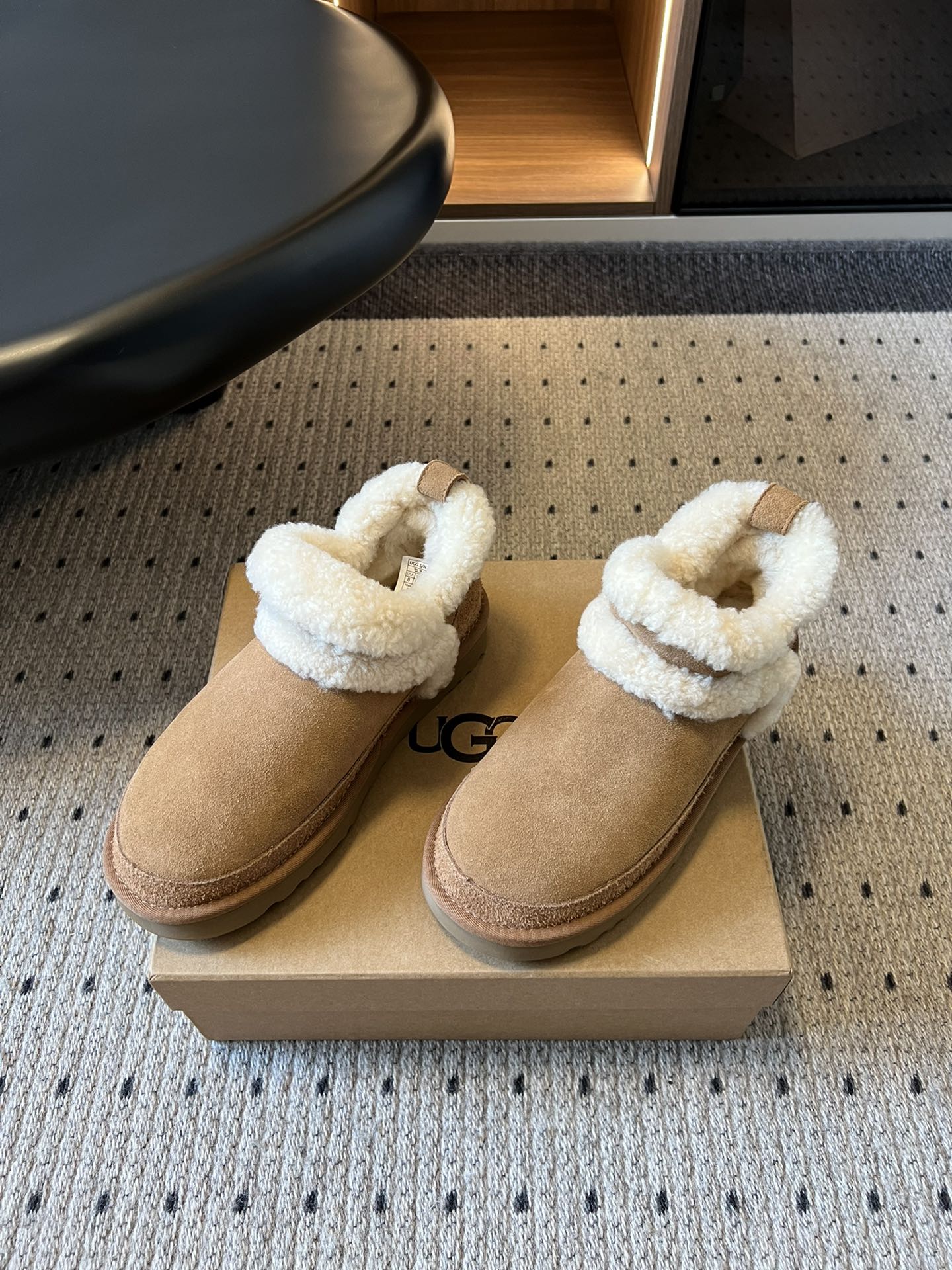 UG*秋冬厚底纯色切尔西加毛短靴采用反绒皮面料，触感柔软且自带复古质感，鞋面的弹性针织袜口设计，既提升了