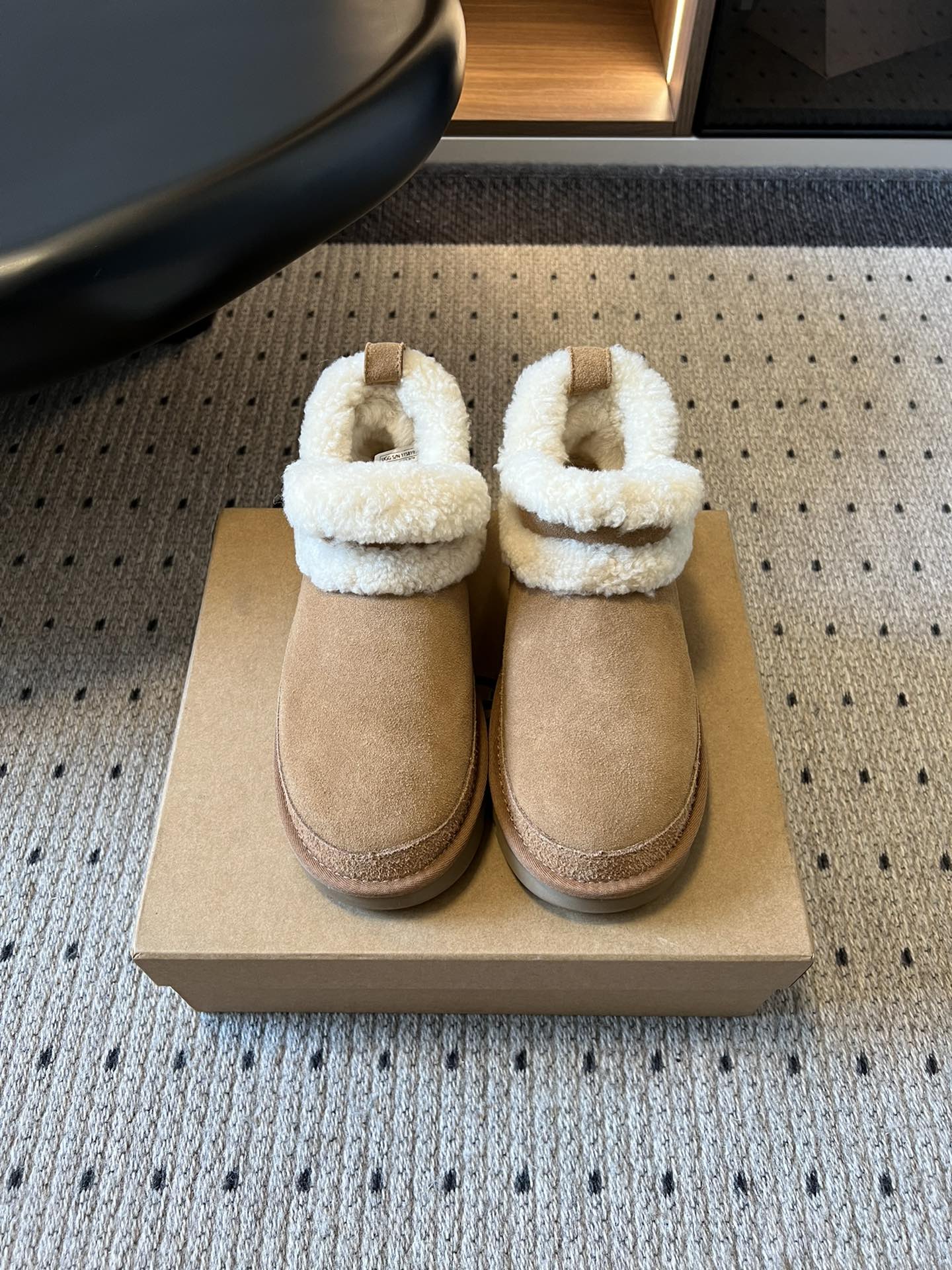 UG*秋冬厚底纯色切尔西加毛短靴采用反绒皮面料，触感柔软且自带复古质感，鞋面的弹性针织袜口设计，既提升了