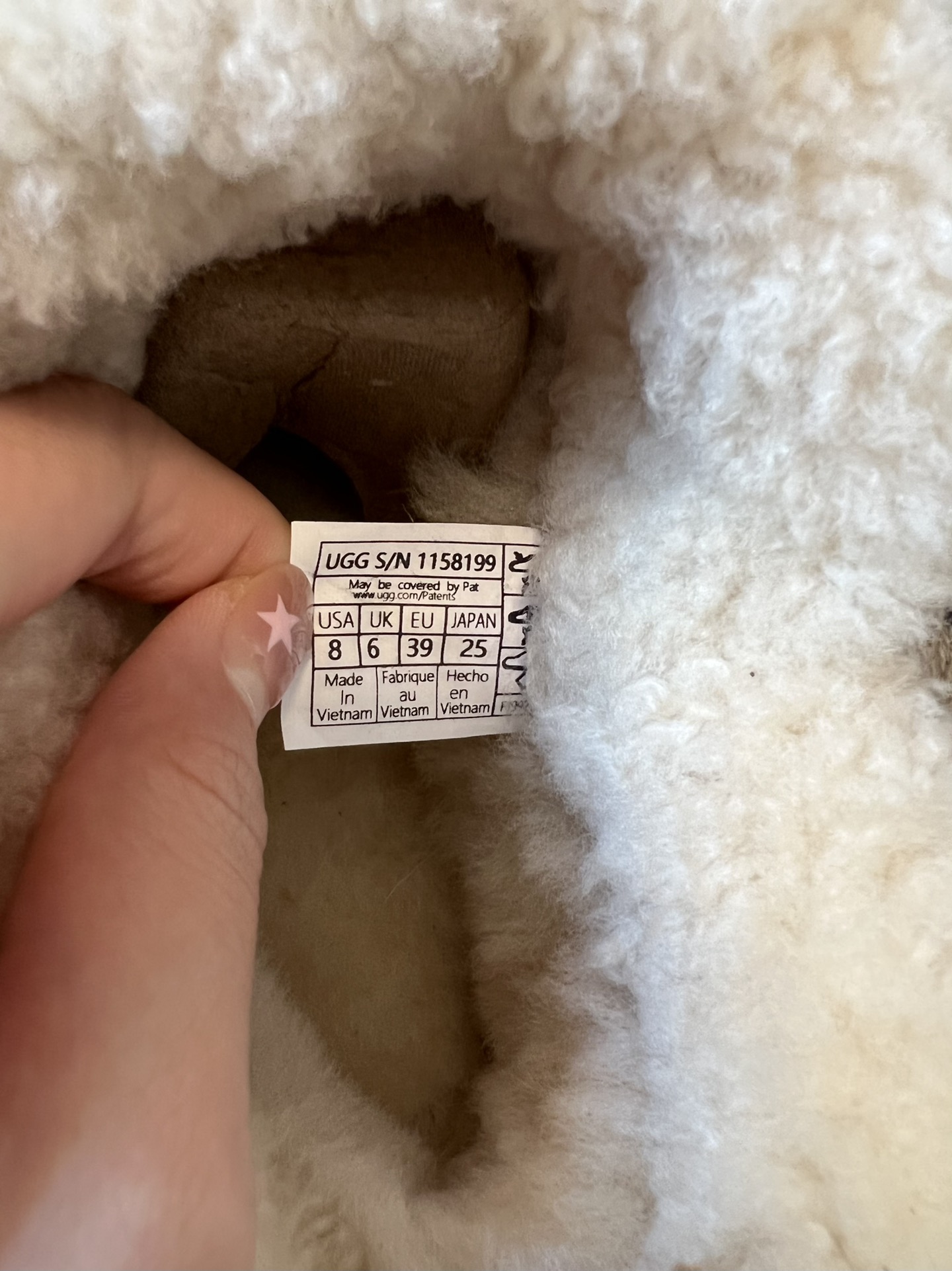 UG*秋冬厚底纯色切尔西加毛短靴采用反绒皮面料，触感柔软且自带复古质感，鞋面的弹性针织袜口设计，既提升了